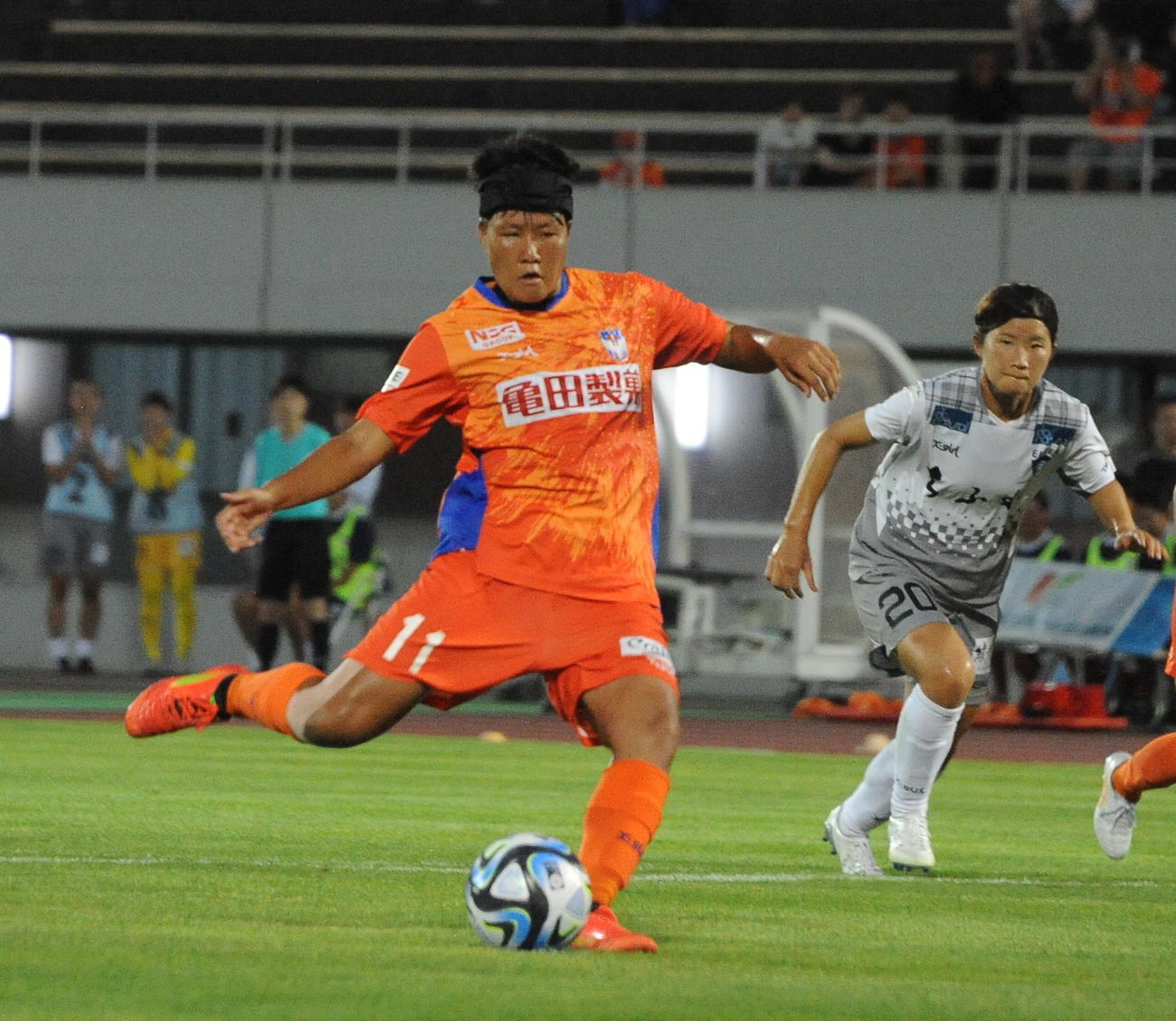前半34分、道上がPKを決めて2－0とする（撮影・小林忠）