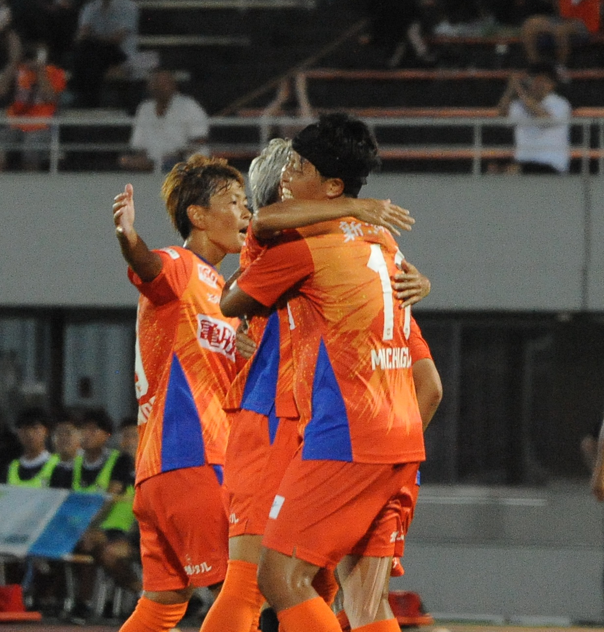前半34分、道上（右）がPKで追加点を決め、川澄と抱き合って喜ぶ（撮影・小林忠）