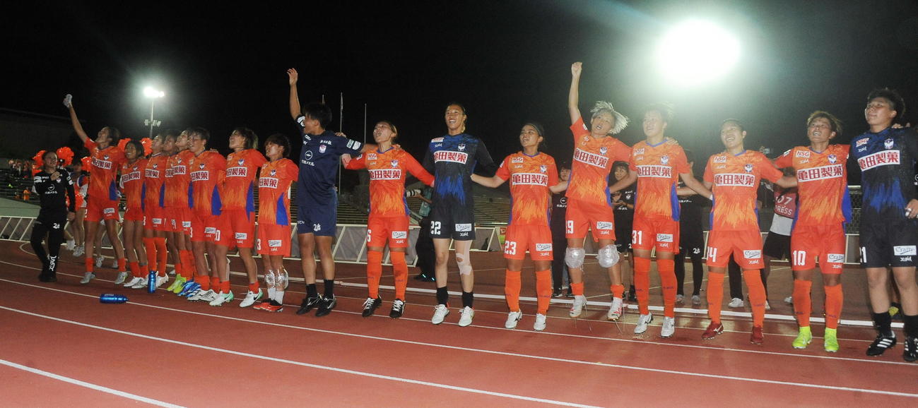 今季公式戦初戦を大勝で飾った新潟レディースの選手たち（撮影・小林忠）