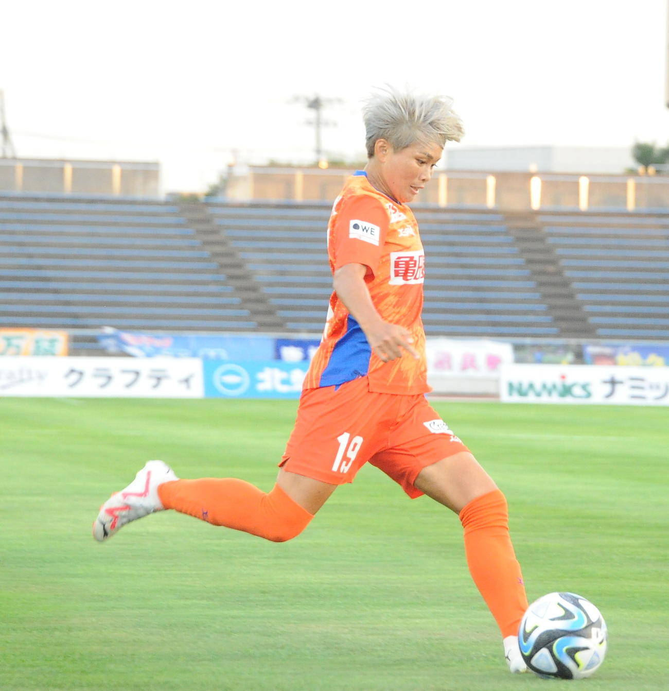 前半、右サイドからクロスを上げる川澄（撮影・小林忠）