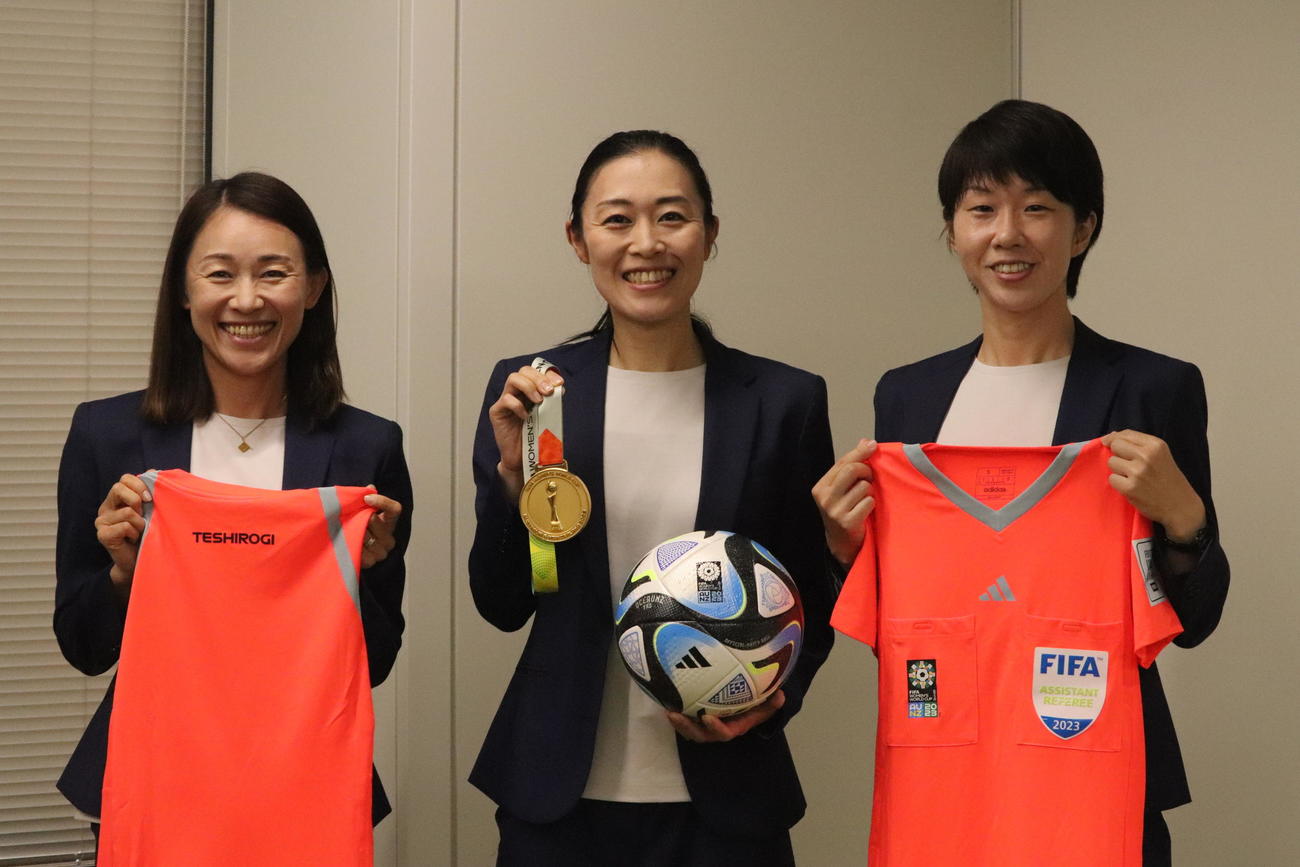 審判を務めた女子W杯から帰国し報告会を行った、左から手代木副審、山下主審、坊薗副審
