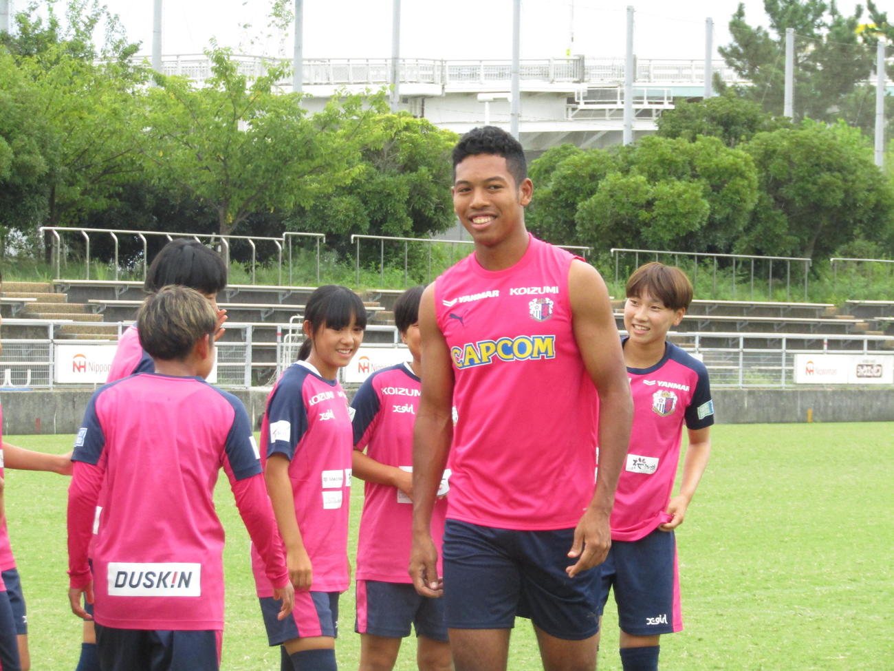 C大阪の練習場にサプライズ訪問したサニブラウン（中央）と驚くC大阪ヤンマーレディースの選手