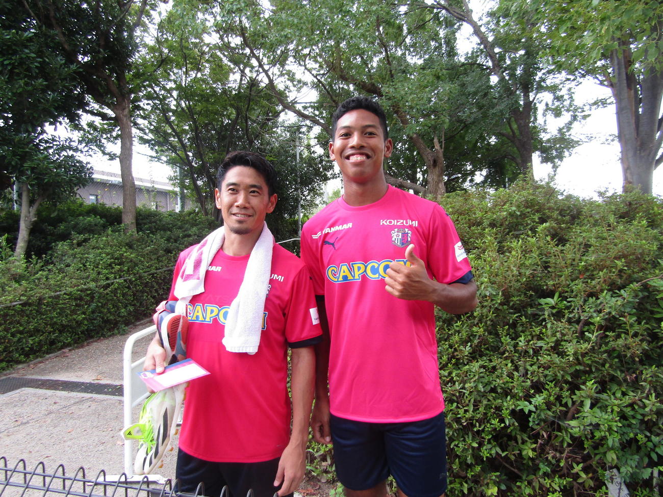 C大阪の練習場で記念撮影に応じるMF香川真司（左）とサニブラウン