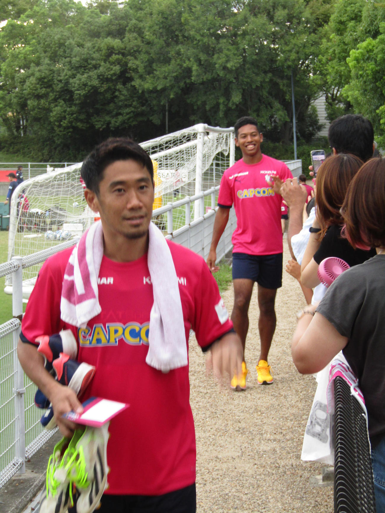 C大阪の練習場でファンに対応するMF香川真司（手前）とサニブラウン