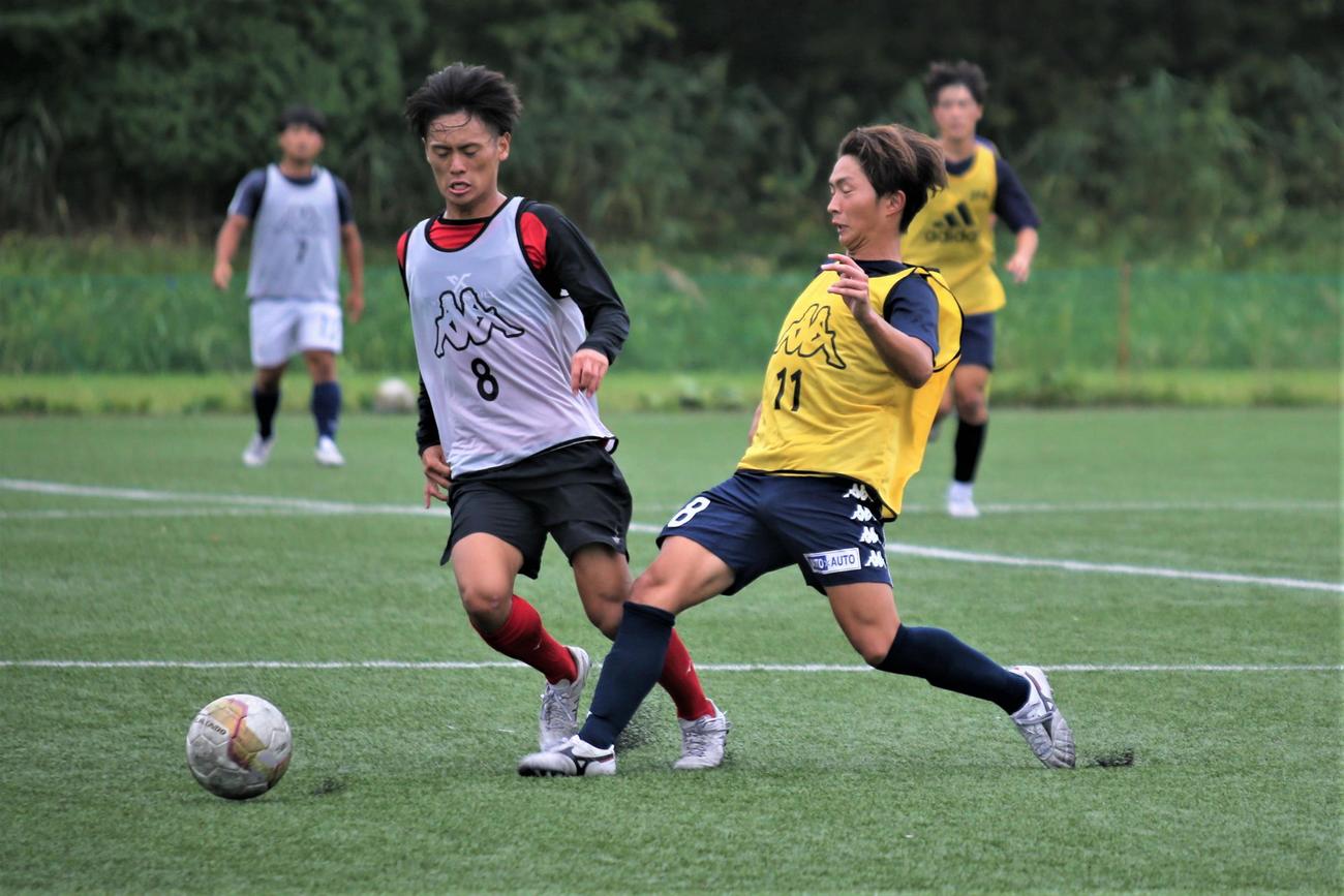 総理大臣杯に向け調整する北海道教大岩見沢のDF田中主将（右）（撮影・中島洋尚）