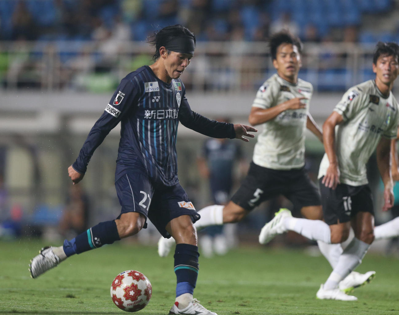 福岡対湘南　後半、ゴールを決める佐藤（撮影・冨田成美）