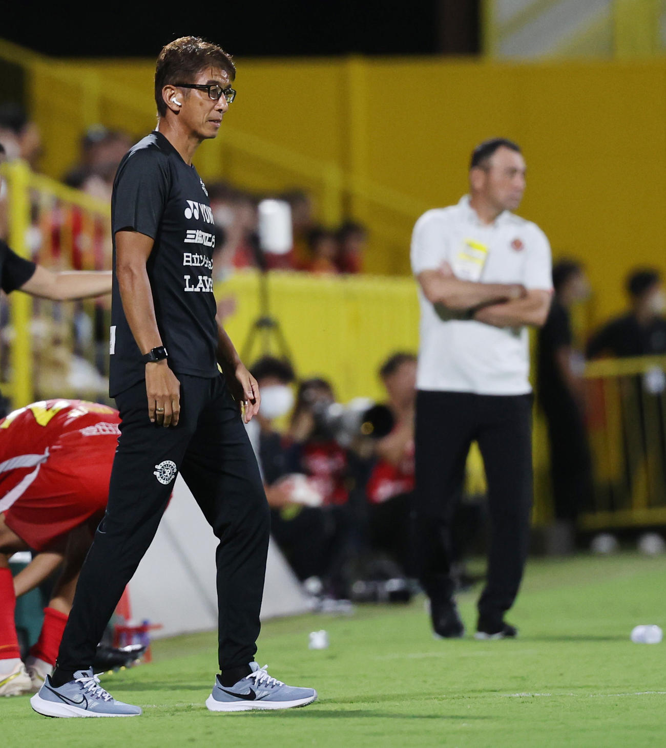 柏対名古屋　試合を見つめる柏井原監督（手前）と名古屋長谷川監督（撮影・野上伸悟）