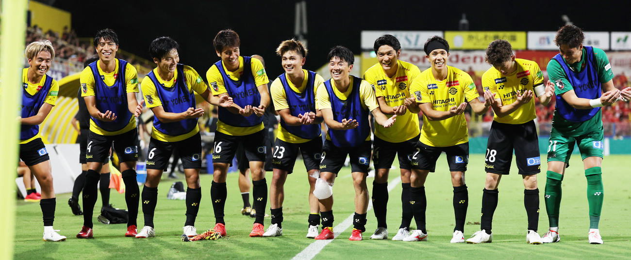 柏対名古屋　後半、戸嶋（右から2人目）が先制ゴールを決め、ゆりかごポーズで喜ぶ柏の選手たち（撮影・野上伸悟）
