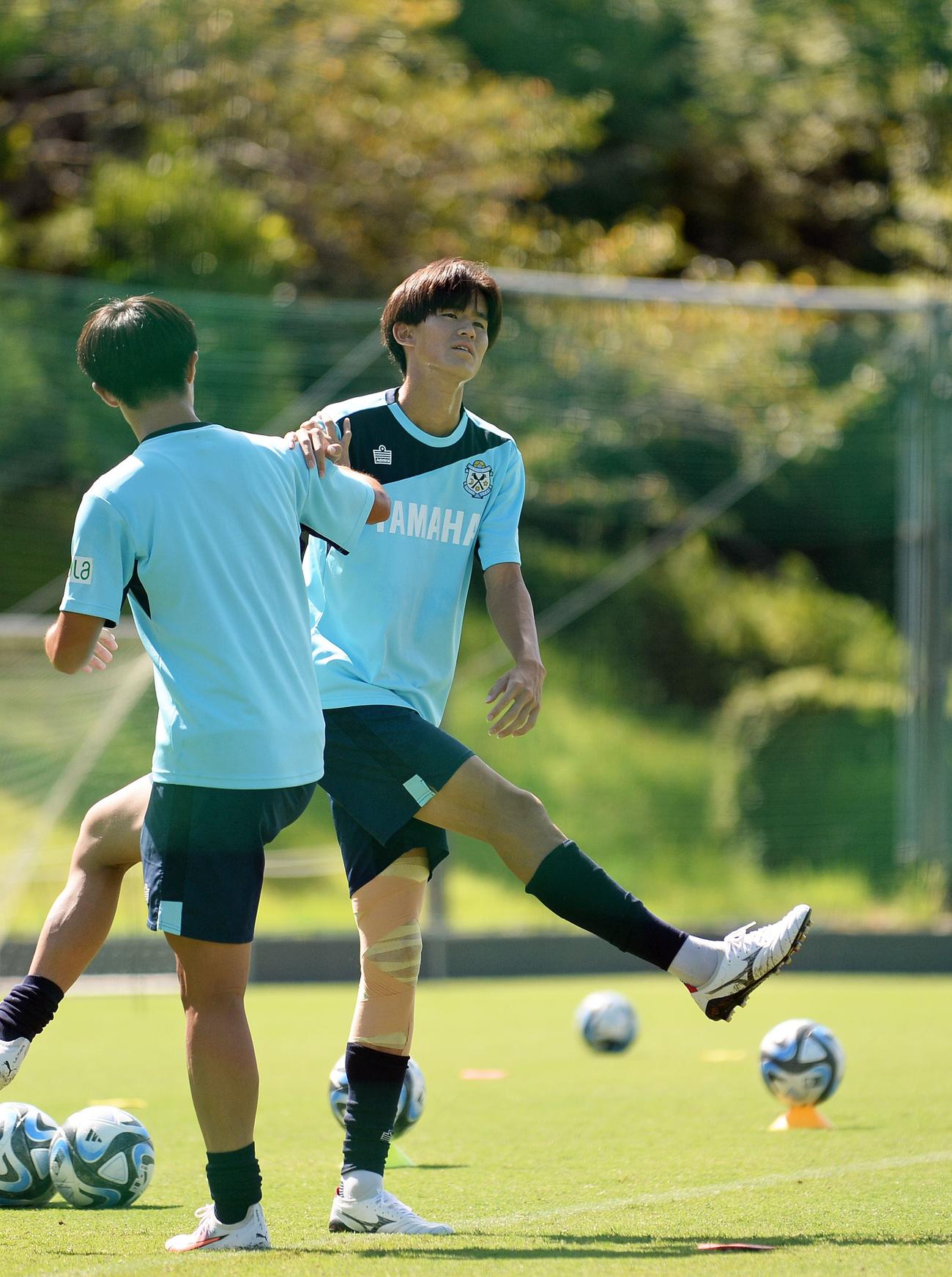 ウオーミングで体をほぐす磐田後藤（29日撮影）