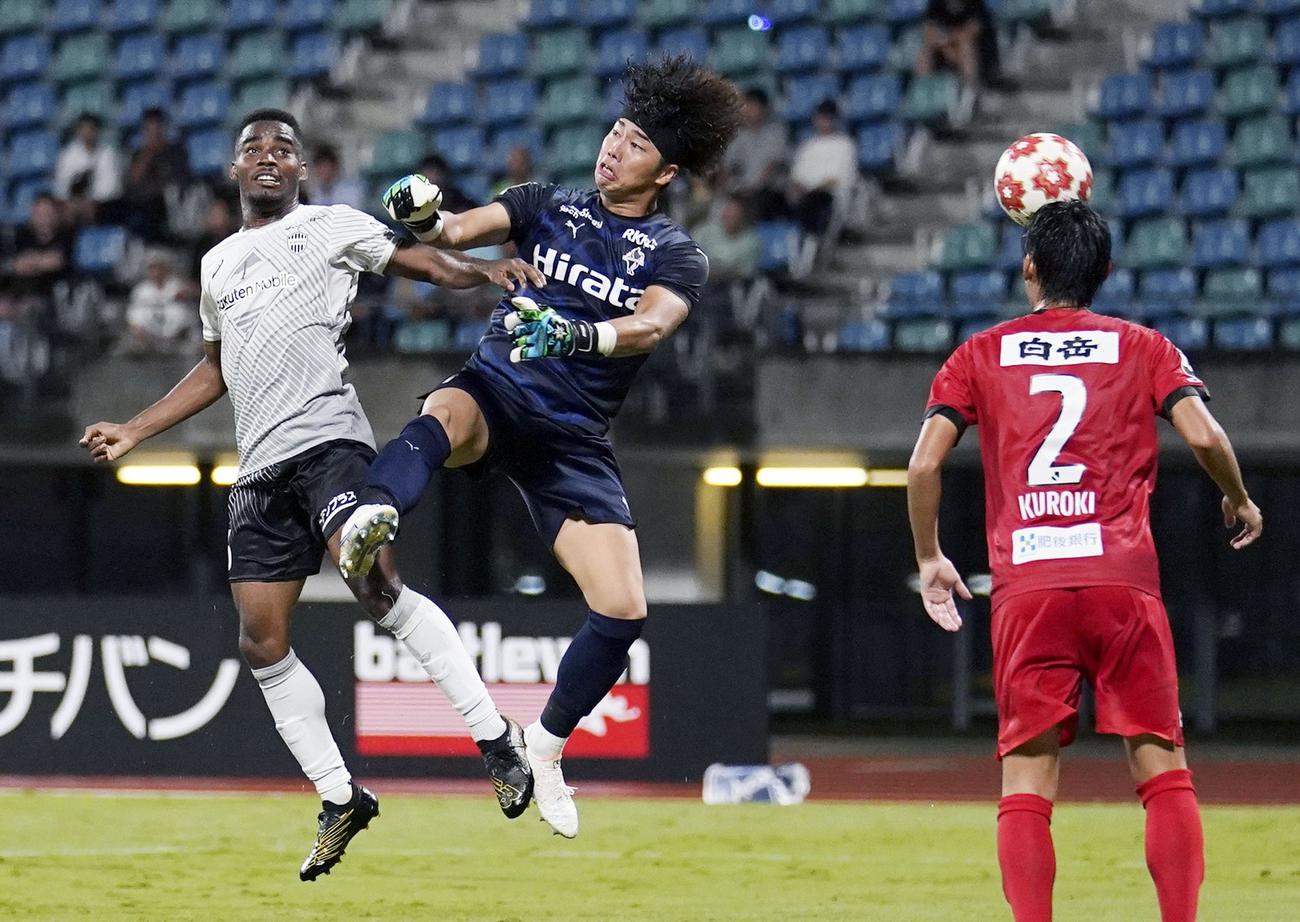 熊本対神戸　後半、同点ゴールを決める神戸ジェアンパトリッキ（左）。GK田代（中央）（共同）