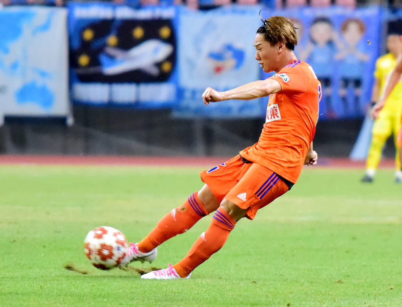 新潟対川崎F　後半、ミドルシュートを放つ新潟・三戸（撮影・大島享也）