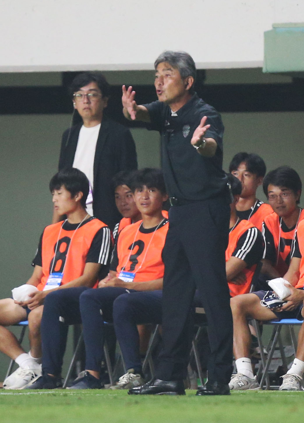 福岡対湘南　後半、指示を出す長谷部監督（撮影・冨田成美）