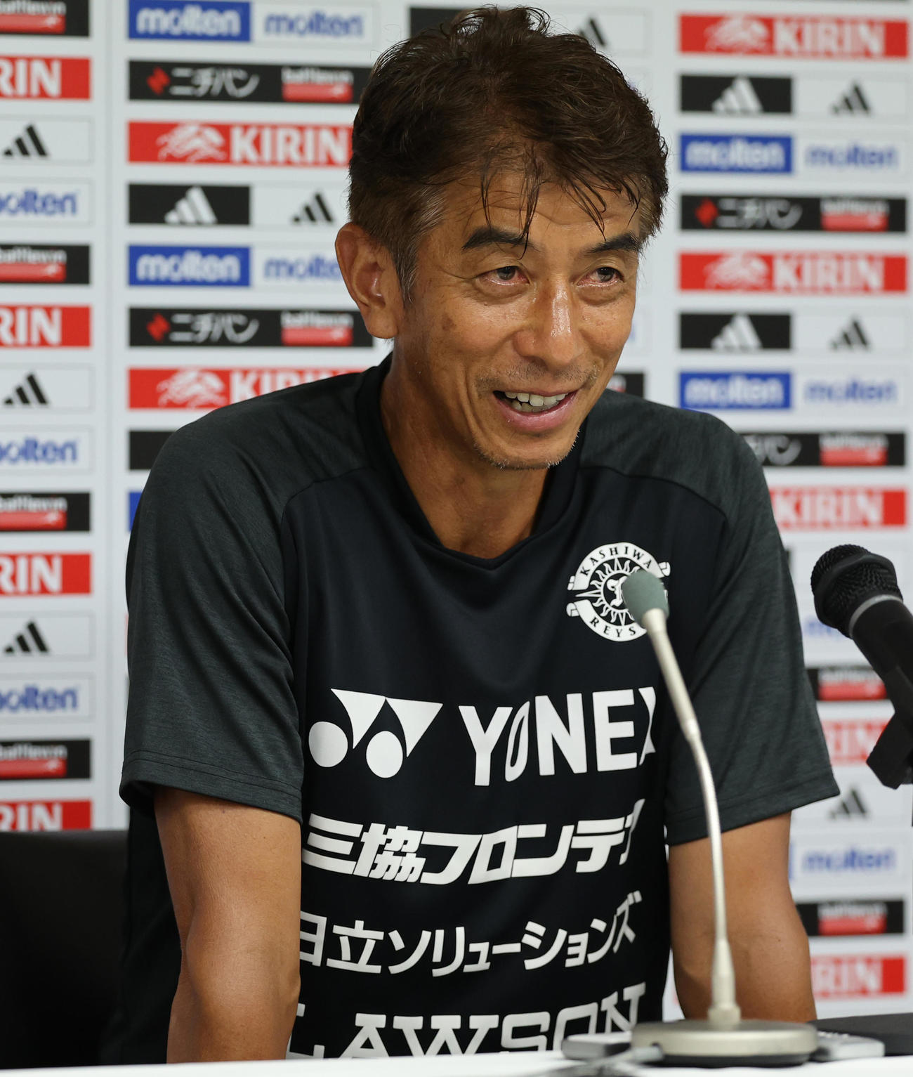 柏対名古屋　会見で笑顔を見せる柏井原監督（撮影・野上伸悟）
