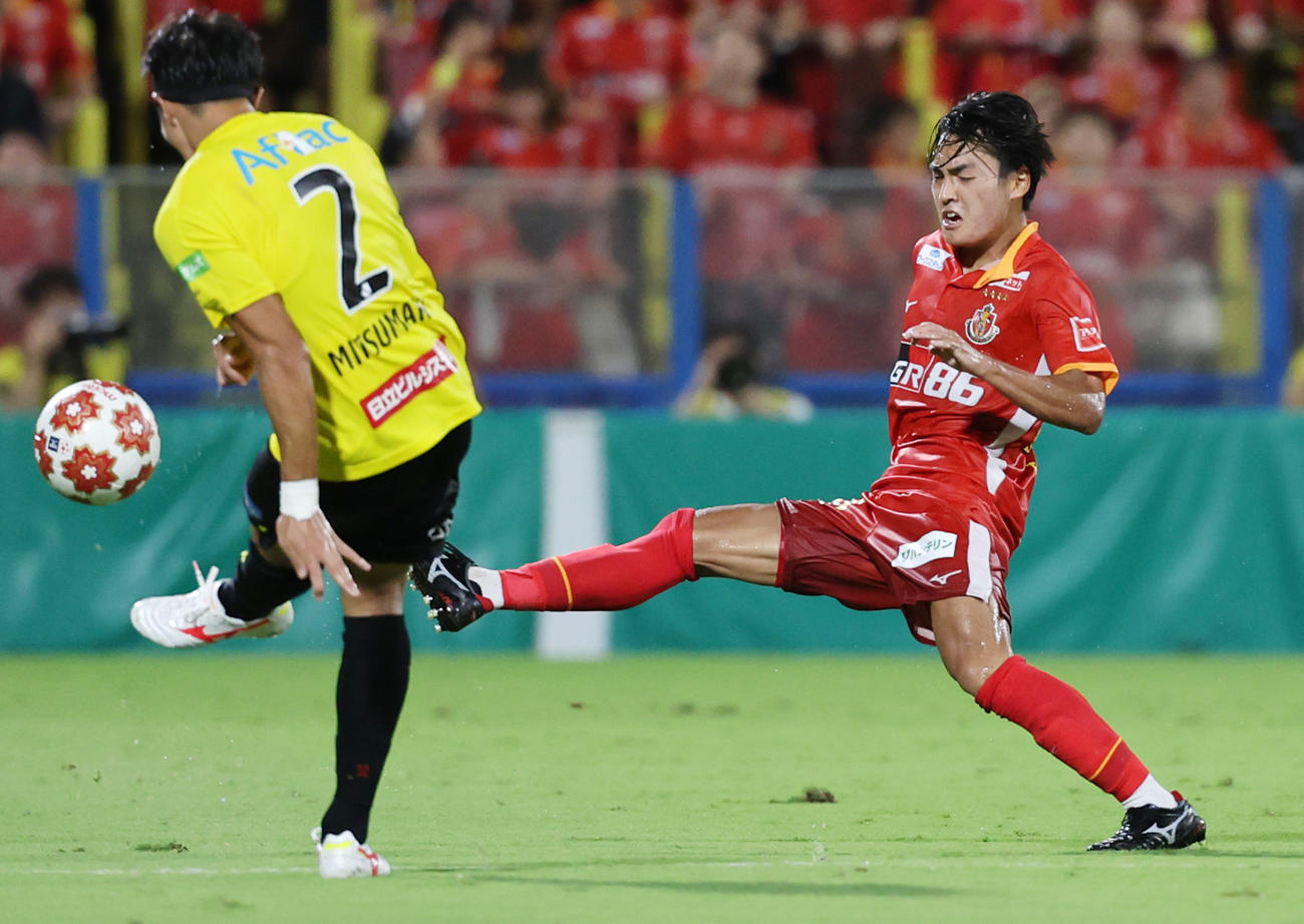 柏対名古屋　前半、パスカットしようとする名古屋久保（撮影・野上伸悟）