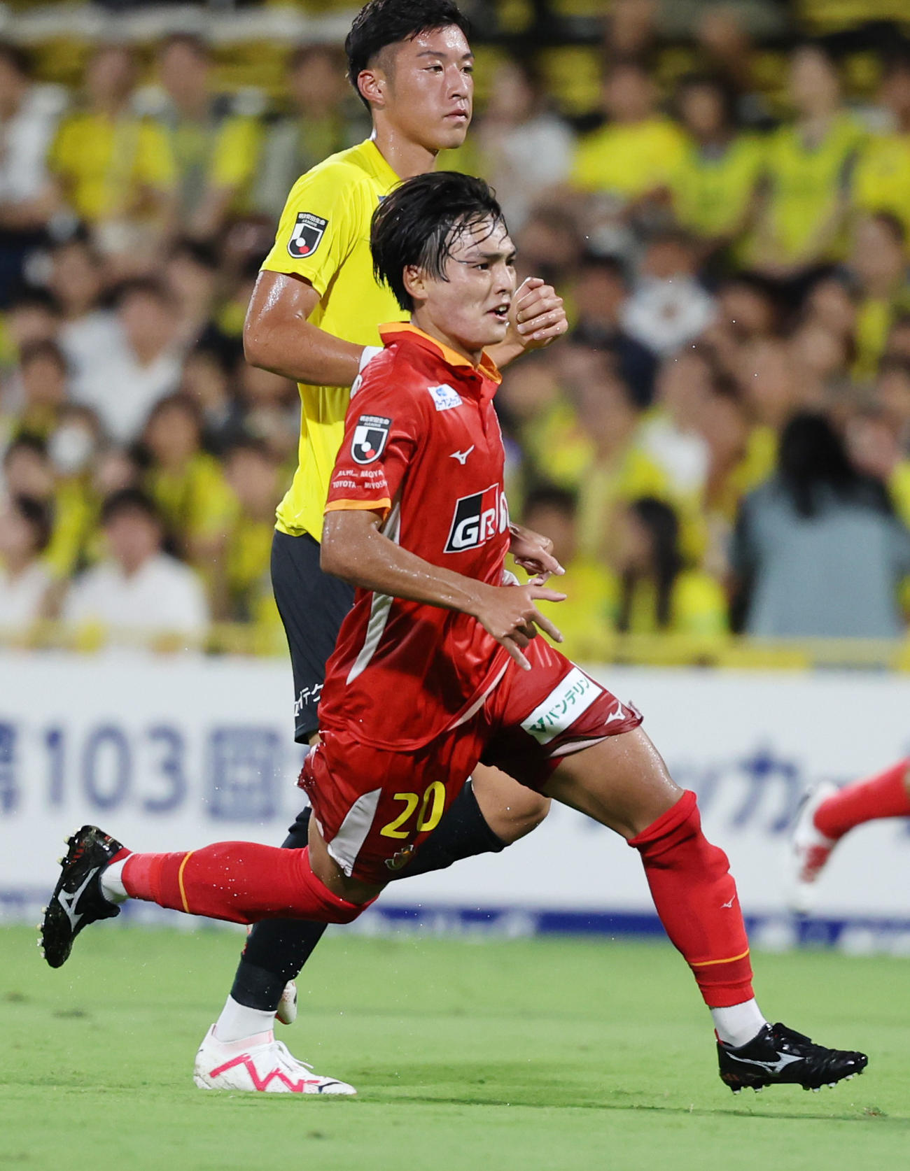 柏対名古屋　前半、ゴール前に走り込もうとする名古屋久保（撮影・野上伸悟）