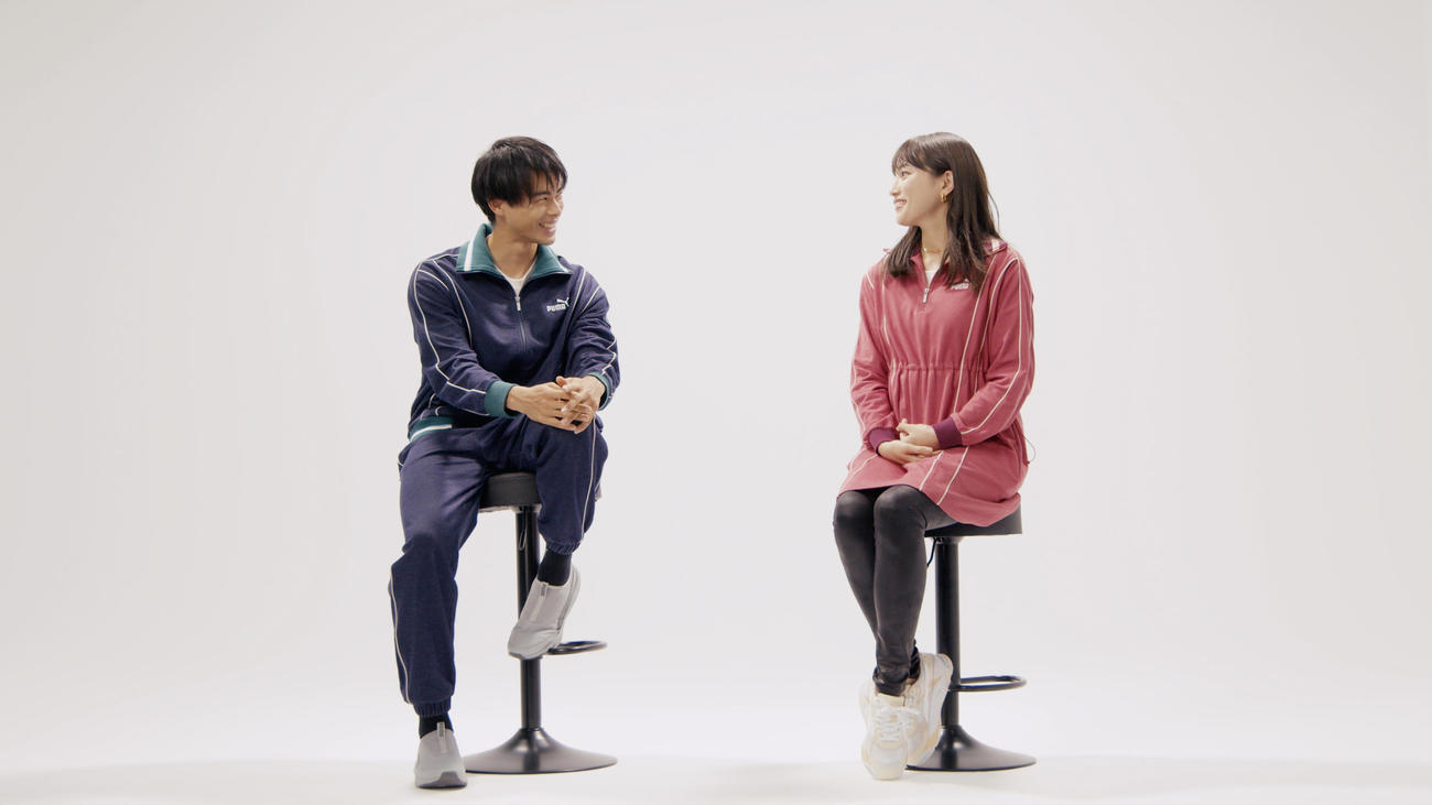 プーマのCMで共演した日本代表MF三笘薫と川口春奈