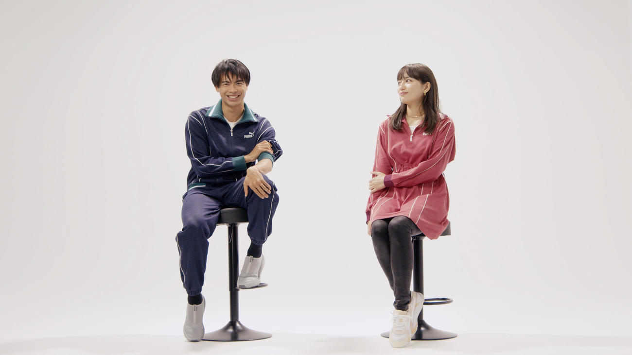 プーマのCMで共演した日本代表MF三笘薫と川口春奈