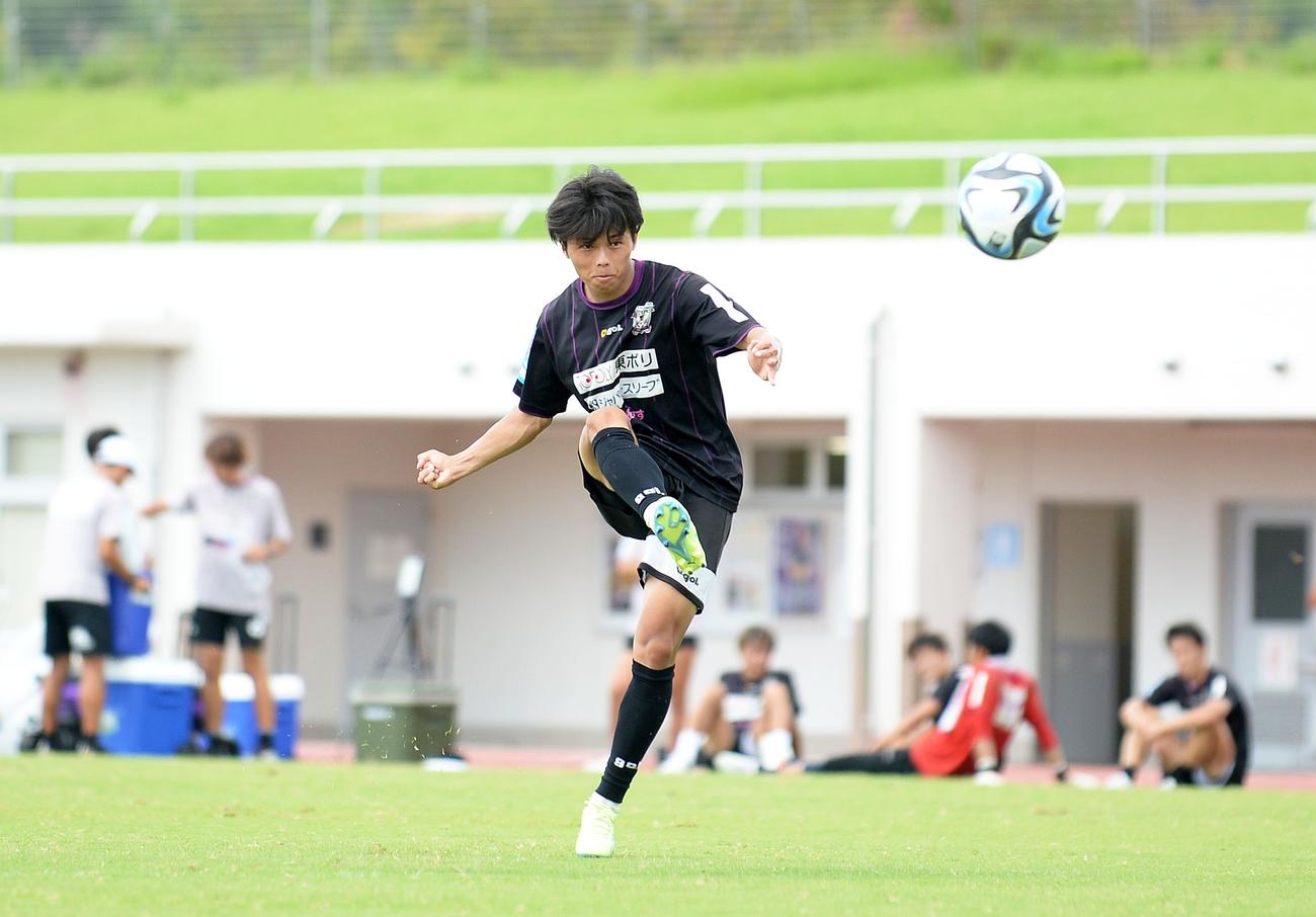 居残りでシュート練習に励む藤枝榎本