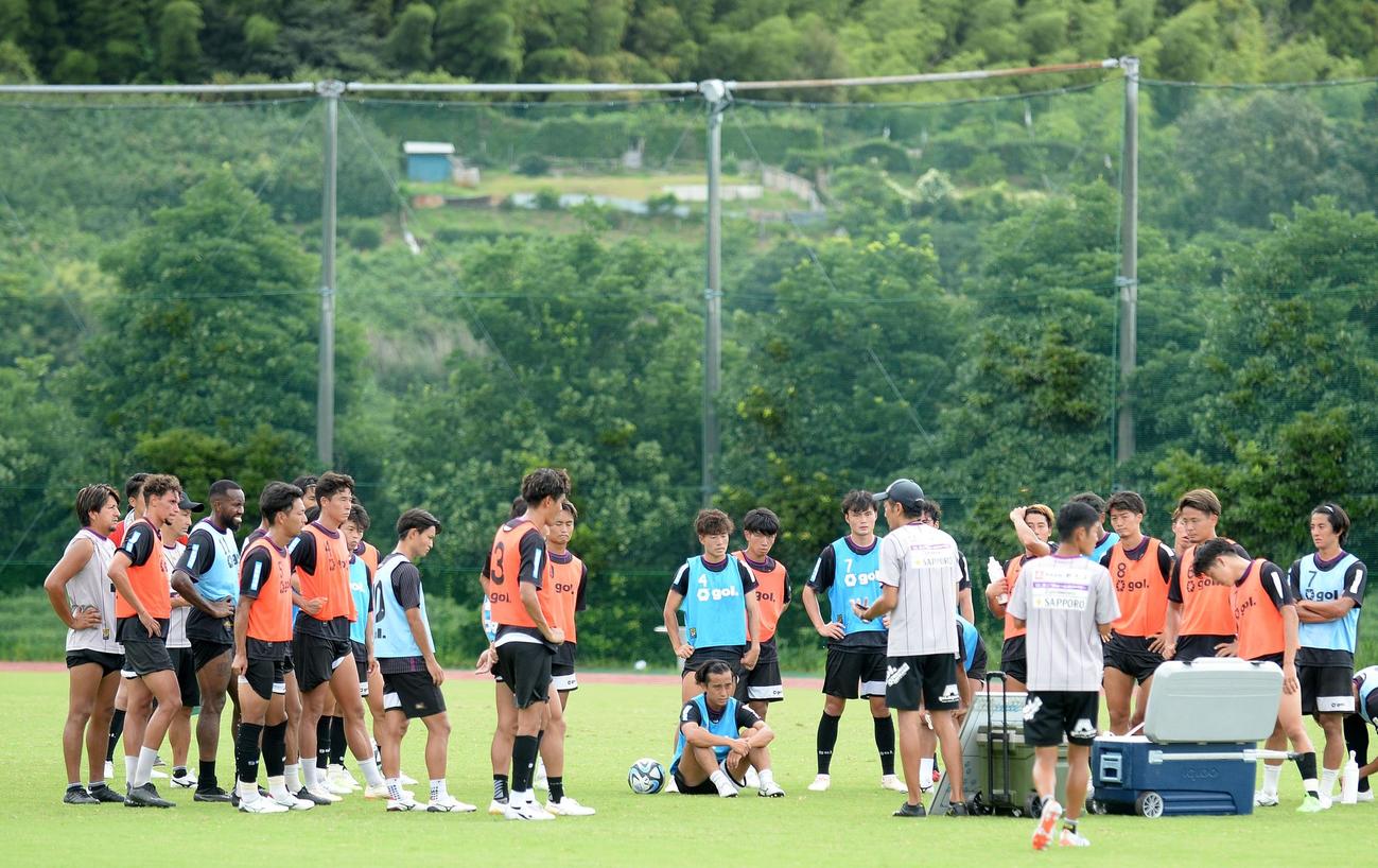 真剣な表情で須藤監督の指示を聞く藤枝の選手たち