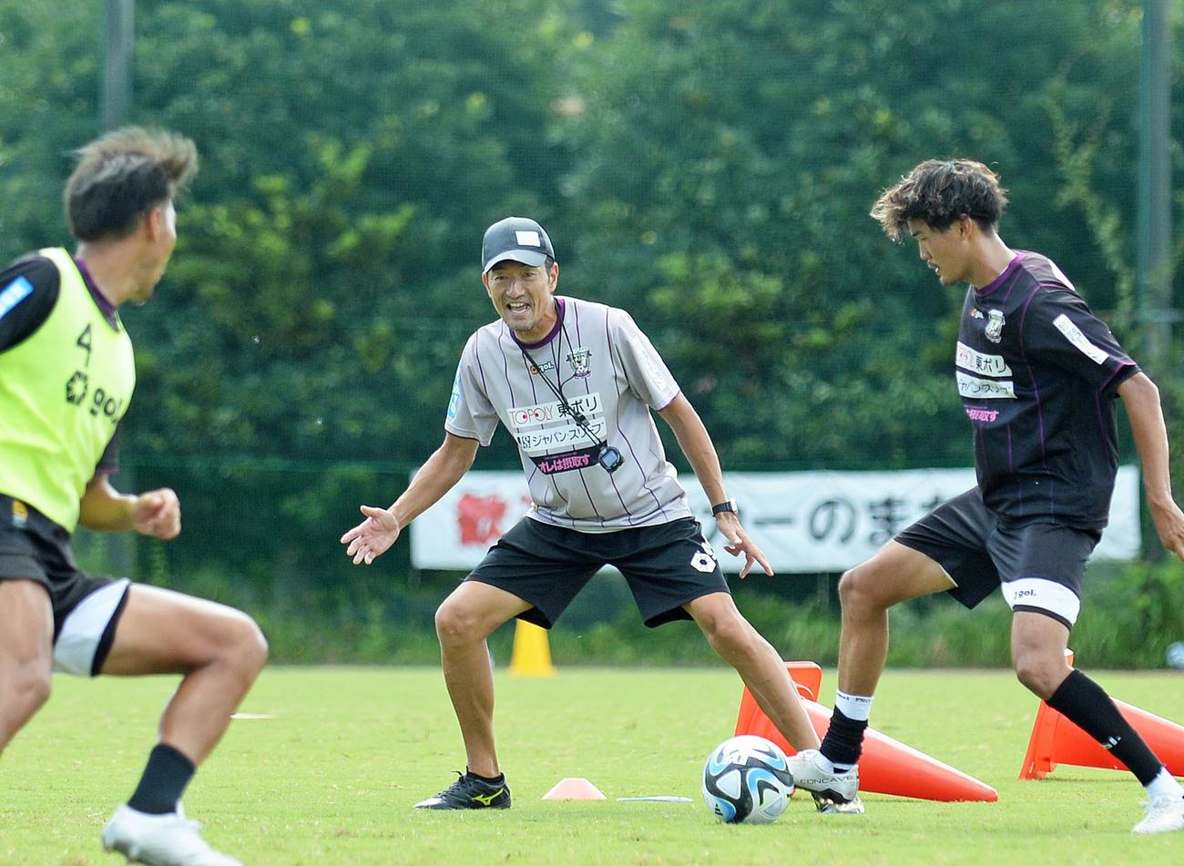 声を張り上げて選手を鼓舞する藤枝の須藤監督（中央）