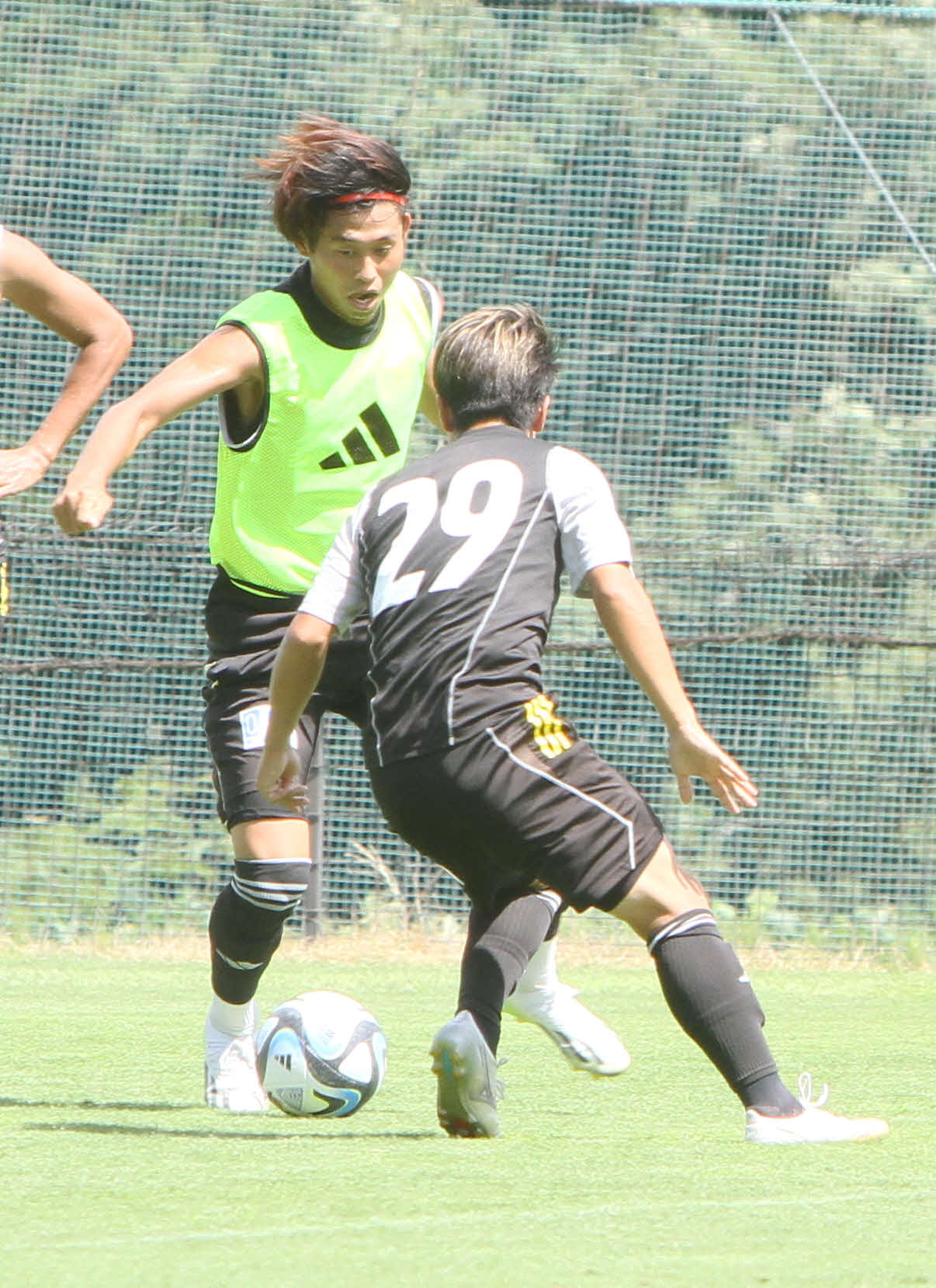 ゴールを狙い、果敢に攻める仙台MF郷家