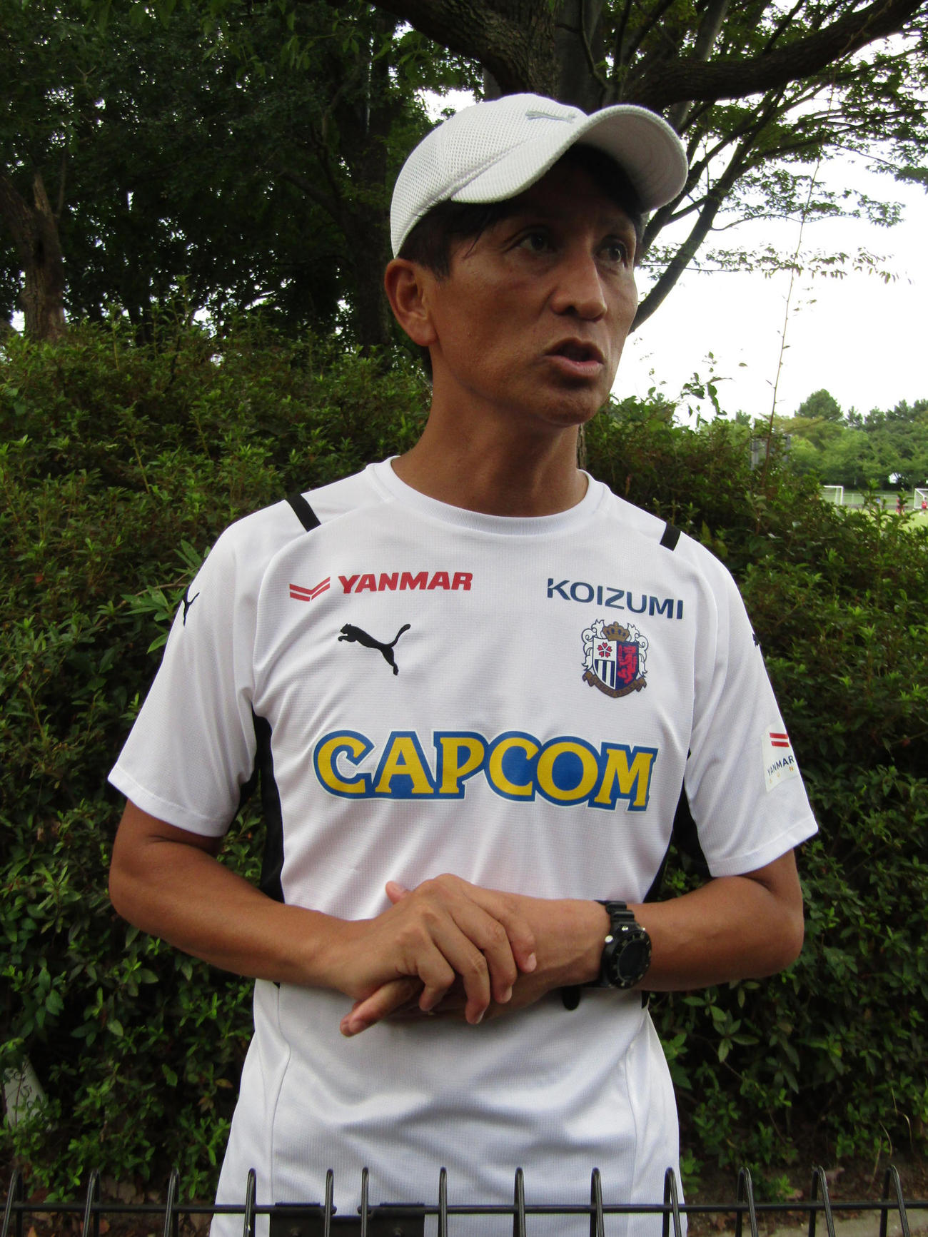 8月30日の練習後に取材に応じるC大阪小菊監督