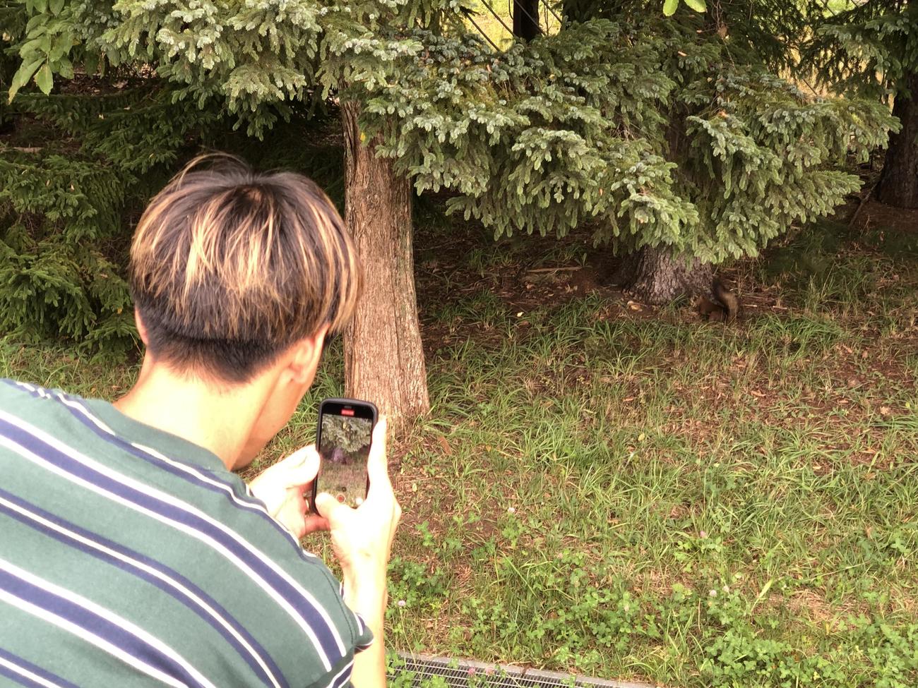 8月31日、練習後にリスを見つけて動画を撮影する札幌高木（撮影・保坂果那）