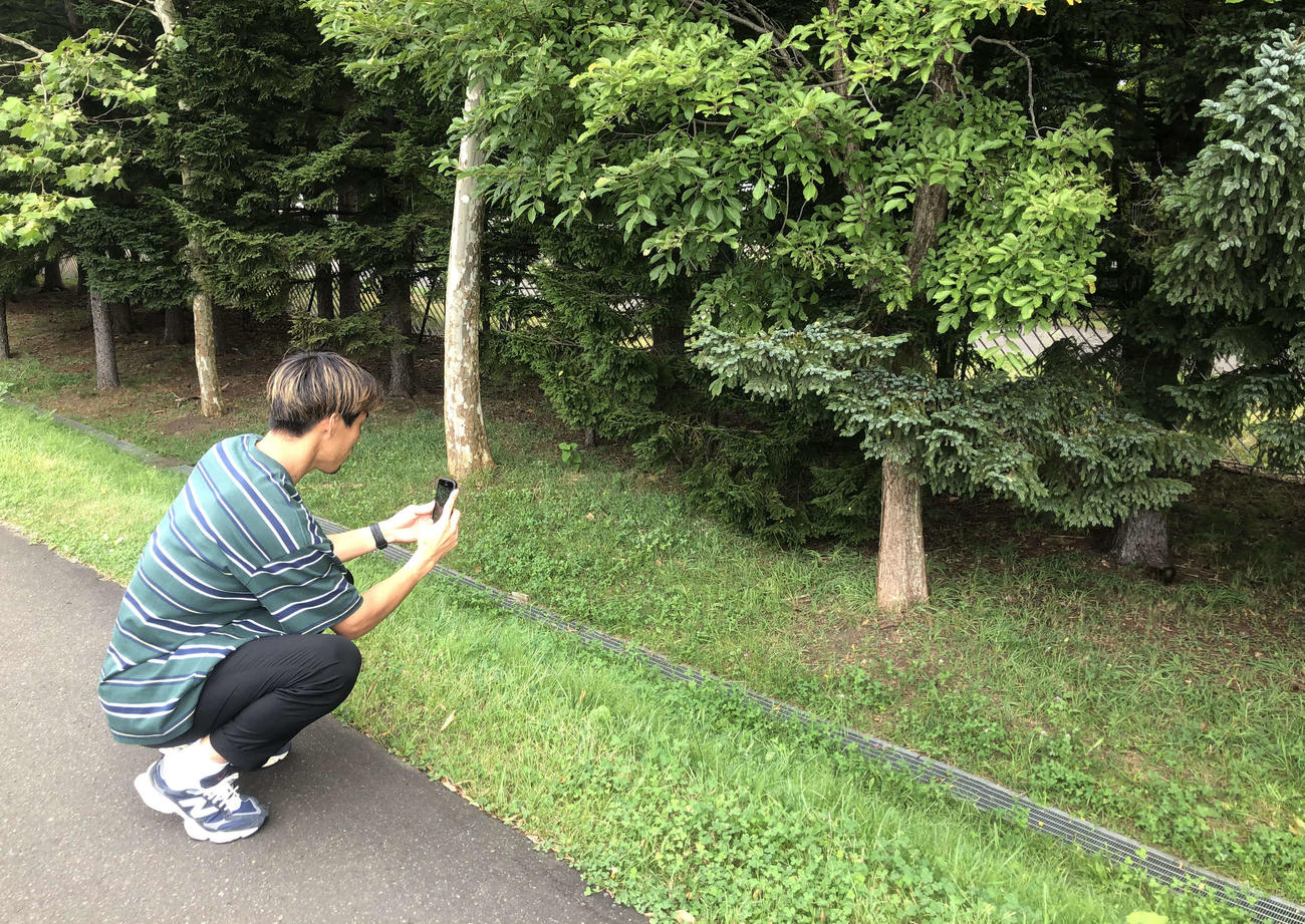 8月31日、練習後にリスを見つけて動画を撮影する札幌高木（撮影・保坂果那）