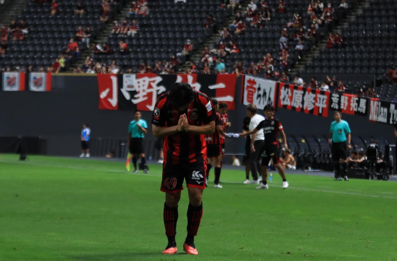 後半14分、2点目を追加し、サポーターの歓声に応える札幌スパチョーク（撮影・保坂果那）