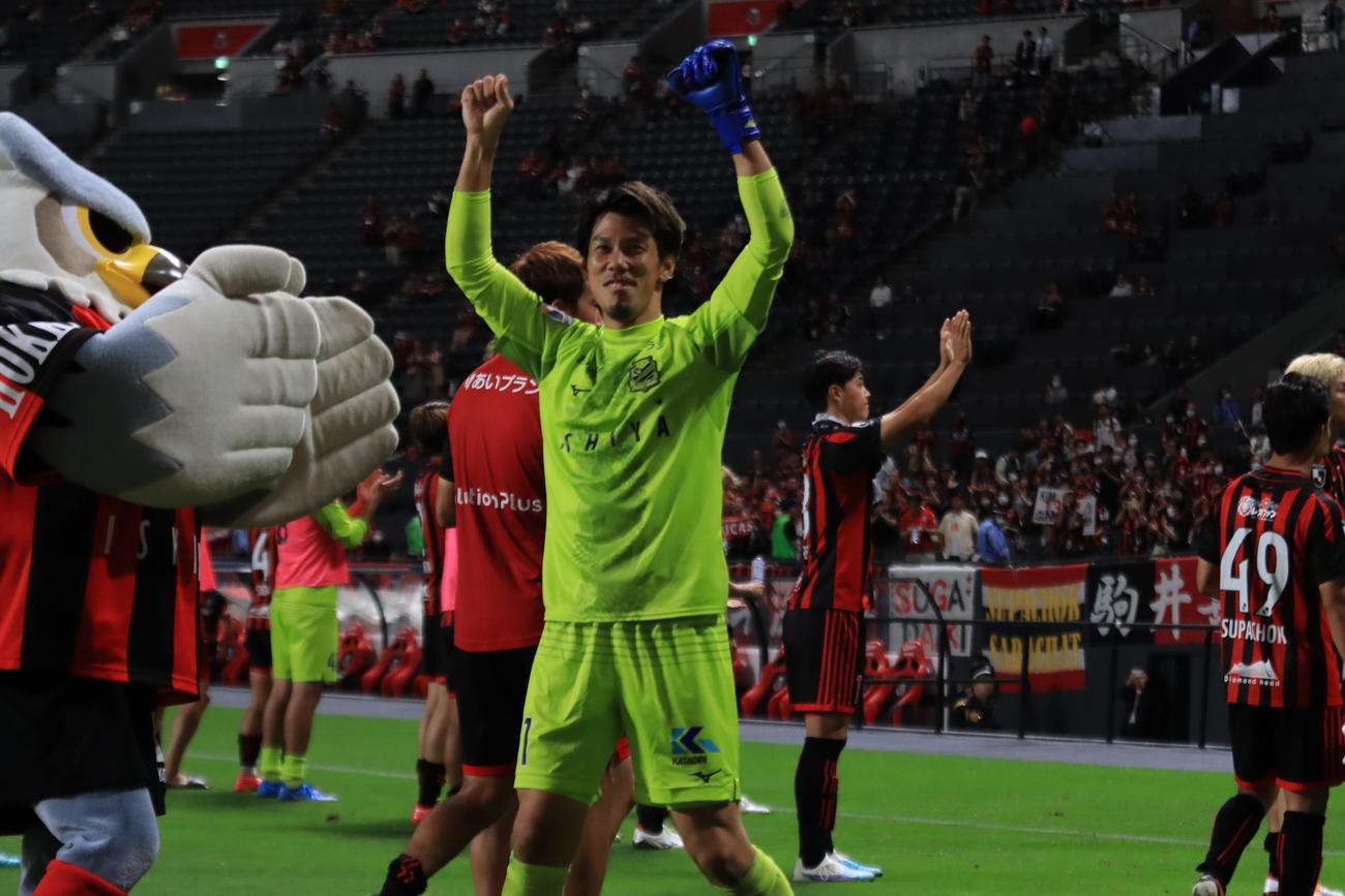 試合後、サポーターのコールに応える札幌高木（撮影・保坂果那）