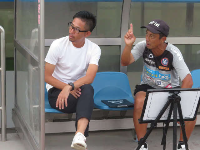 YS横浜で初戦となった倉貫一毅監督（左）