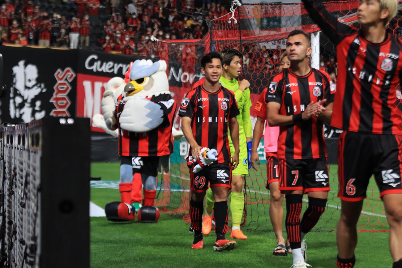 試合後、サポーターへの挨拶を終えて移動する札幌スパチョーク（撮影・保坂果那）