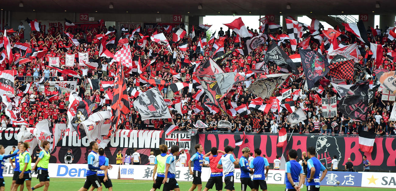 新潟対浦和　試合前、アップ時から熱い応援の浦和サポーター（撮影・大島享也）