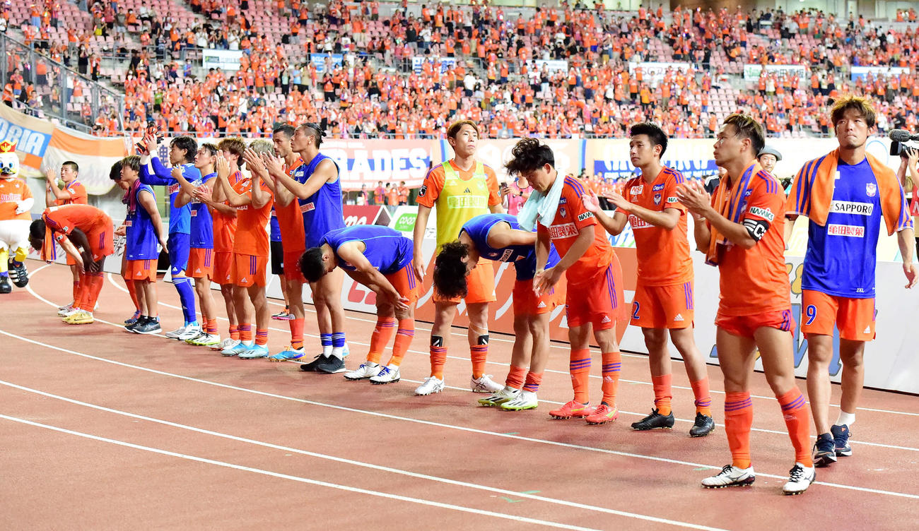 新潟対浦和　試合終了後、サポーターにあいさつする新潟の選手たち（撮影・大島享也）