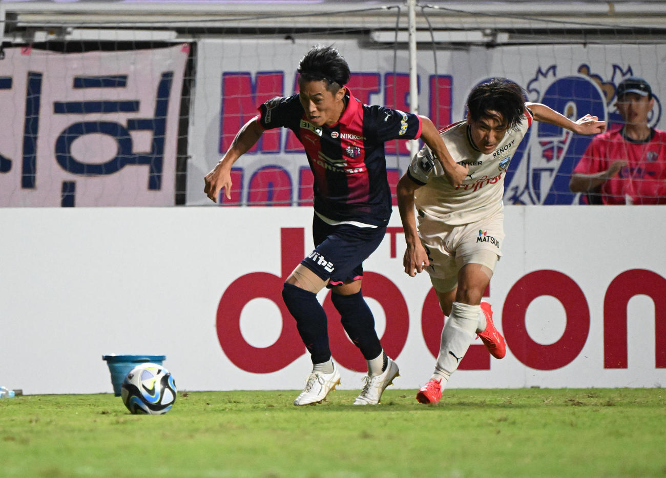 C大阪対川崎F　後半、川崎FのDFを振り切りゴール前に迫るC大阪毎熊（撮影・和賀正仁）