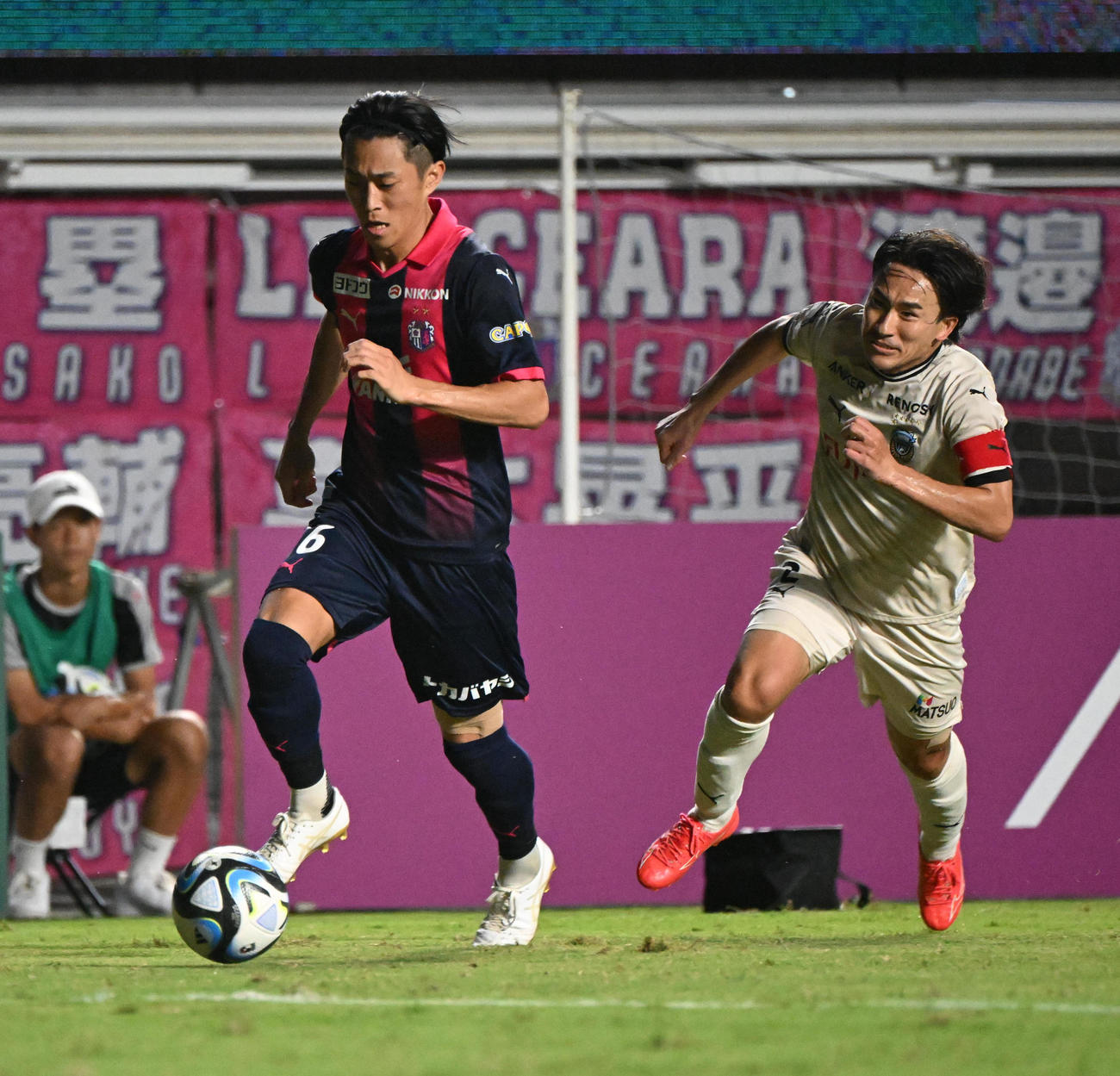 C大阪対川崎F　後半、川崎FのDFを振り切りゴール前に迫るC大阪毎熊（撮影・和賀正仁）