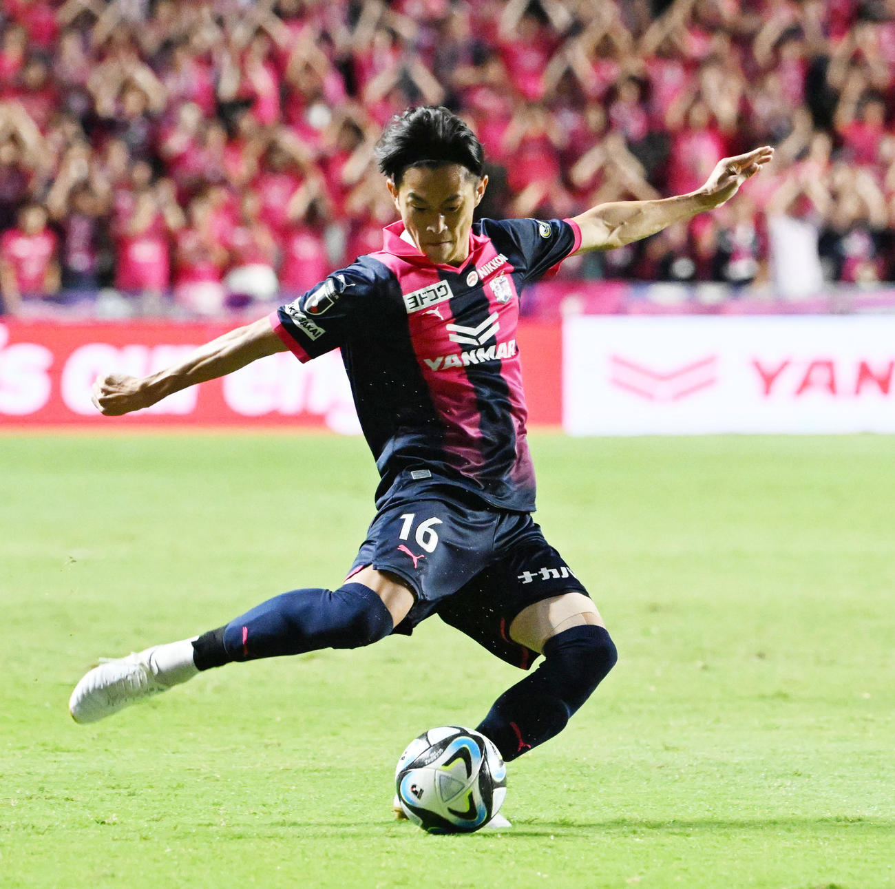 C大阪対川崎F　前半、シュートを打つC大阪毎熊（撮影・和賀正仁）