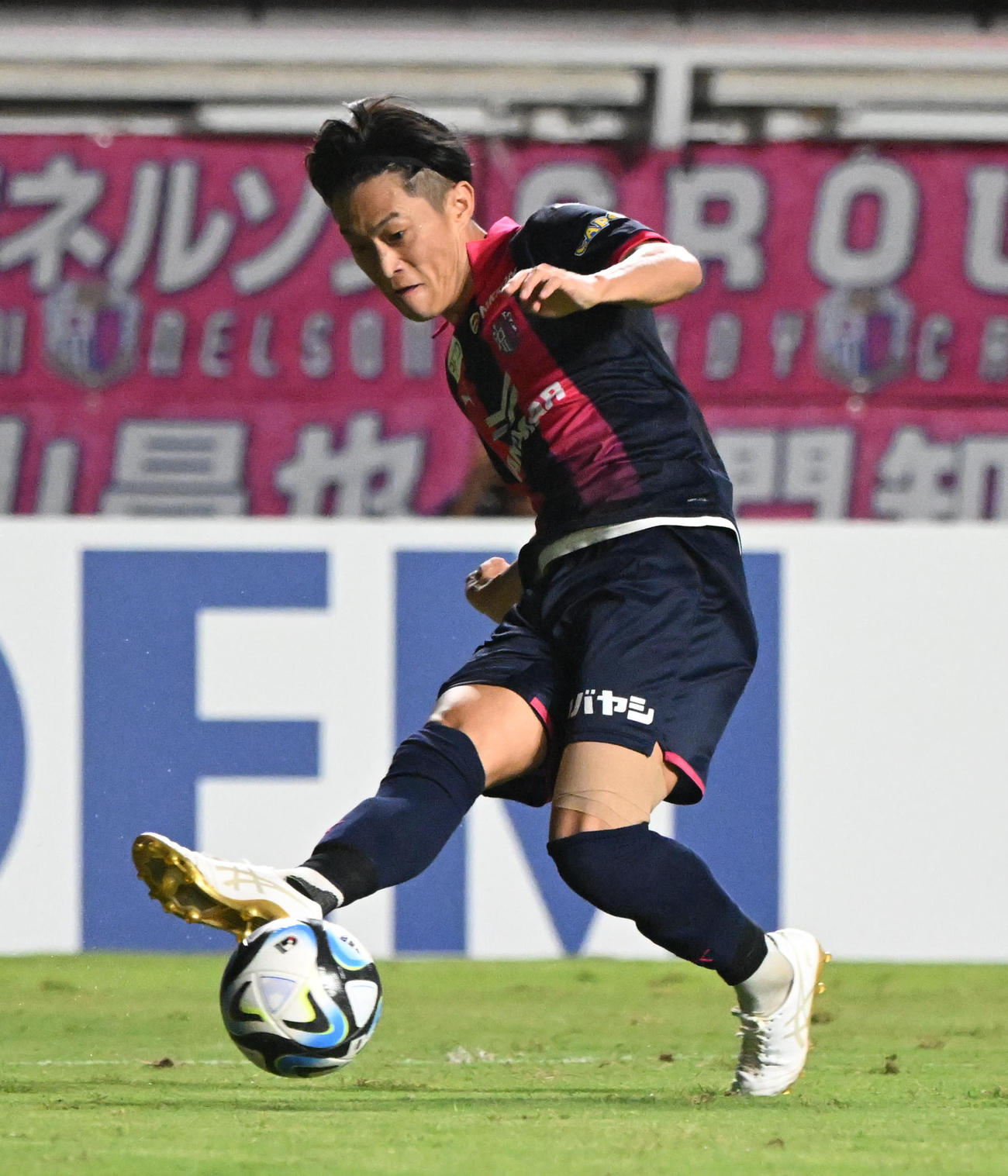 C大阪対川崎F　後半、川崎FのDFを振り切りゴール前に迫るC大阪毎熊（撮影・和賀正仁）