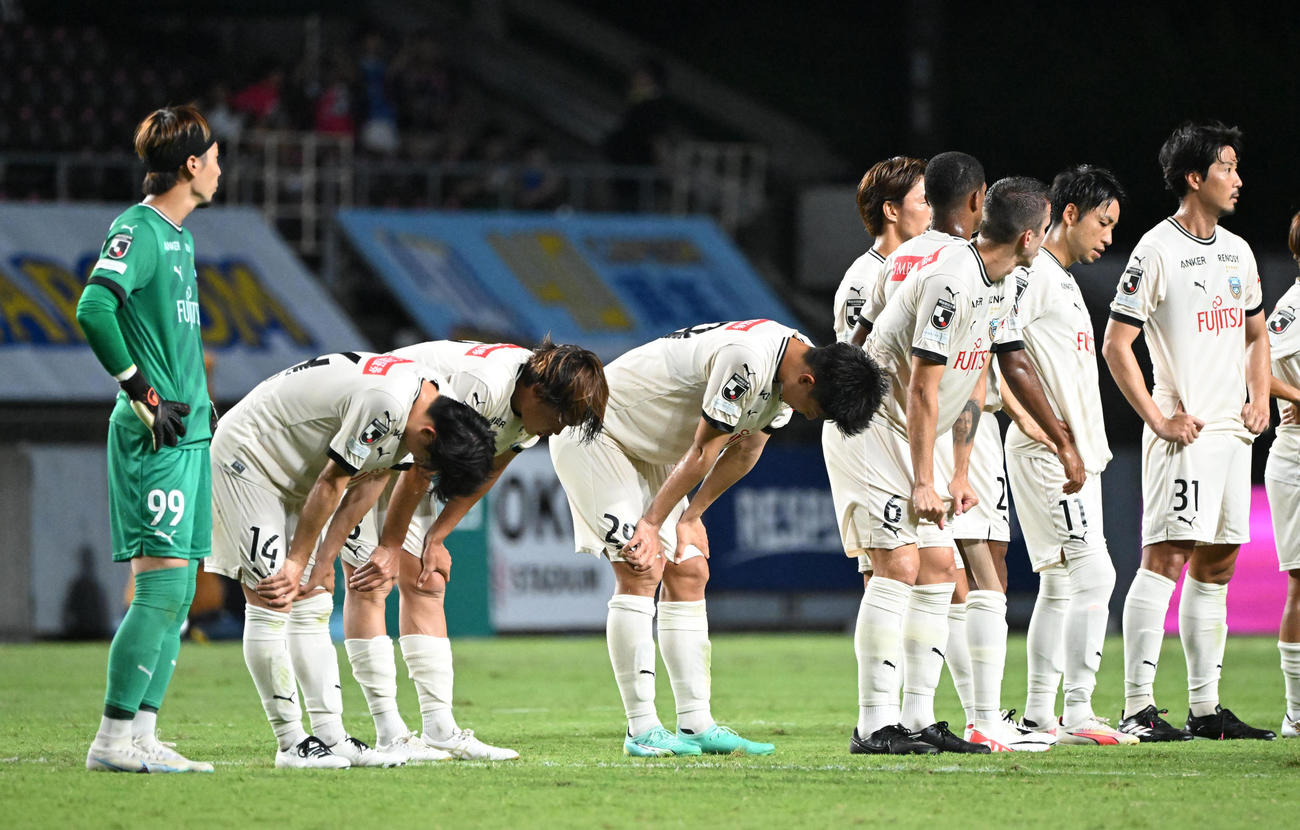 C大阪対川崎F C大阪に敗れ膝に手をやる川崎Fの選手ら（撮影・和賀正仁）