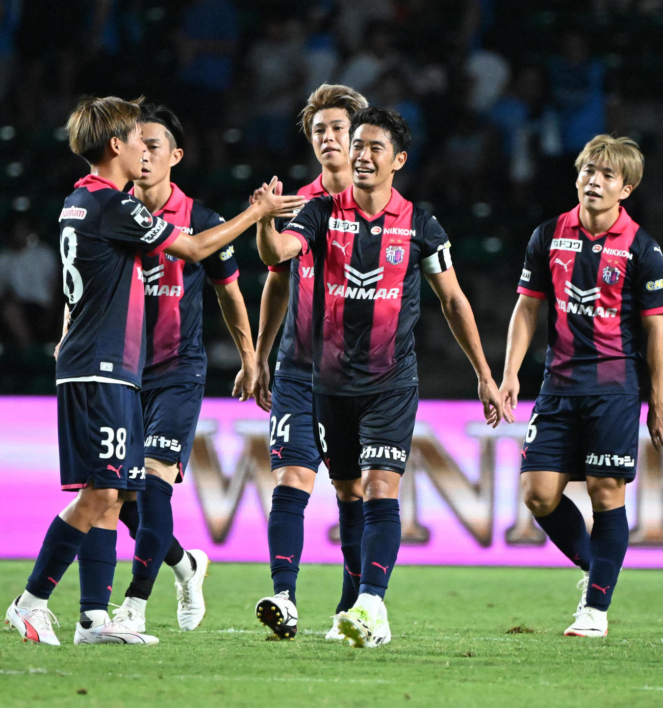 C大阪対川崎F　川崎Fに勝利し仲間と握手を交わすC大阪香川（中央）（撮影・和賀正仁）