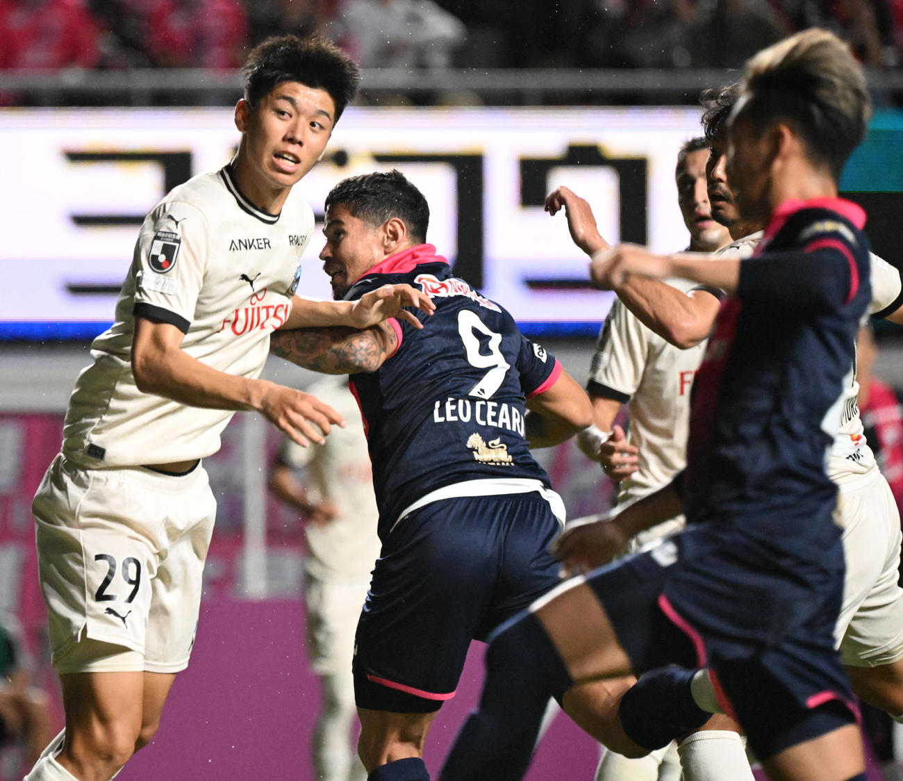 C大阪対川崎F　後半、クロスに合わせオウンゴールを誘うC大阪レオ・セアラ（撮影・和賀正仁）
