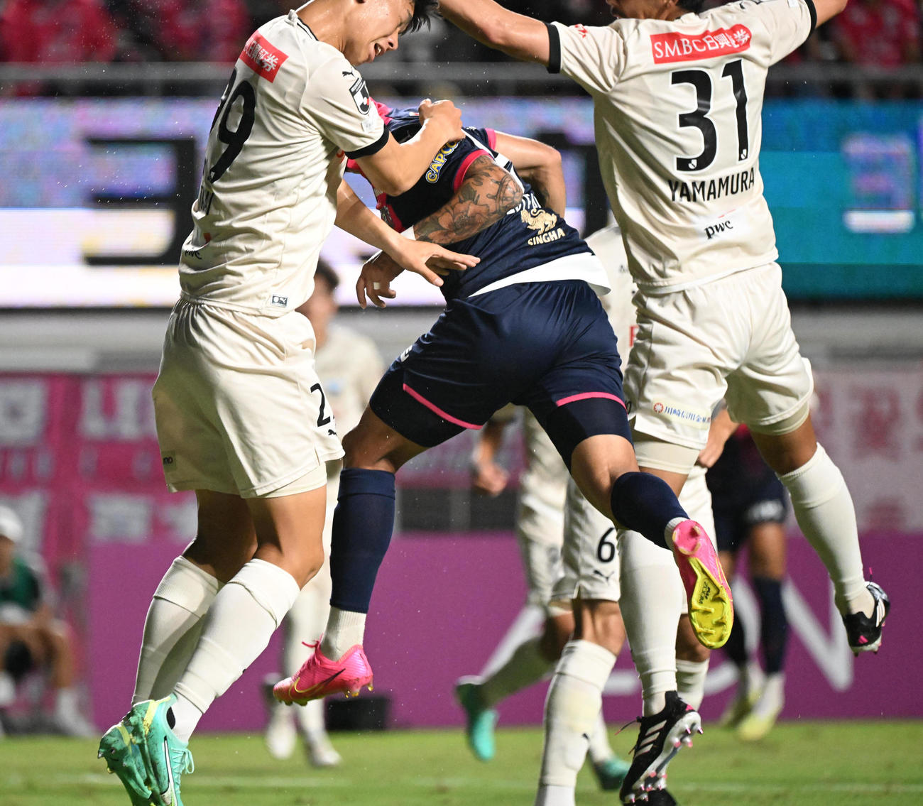 C大阪対川崎F　後半、クロスに合わせオウンゴールを誘うC大阪レオ・セアラ（撮影・和賀正仁）