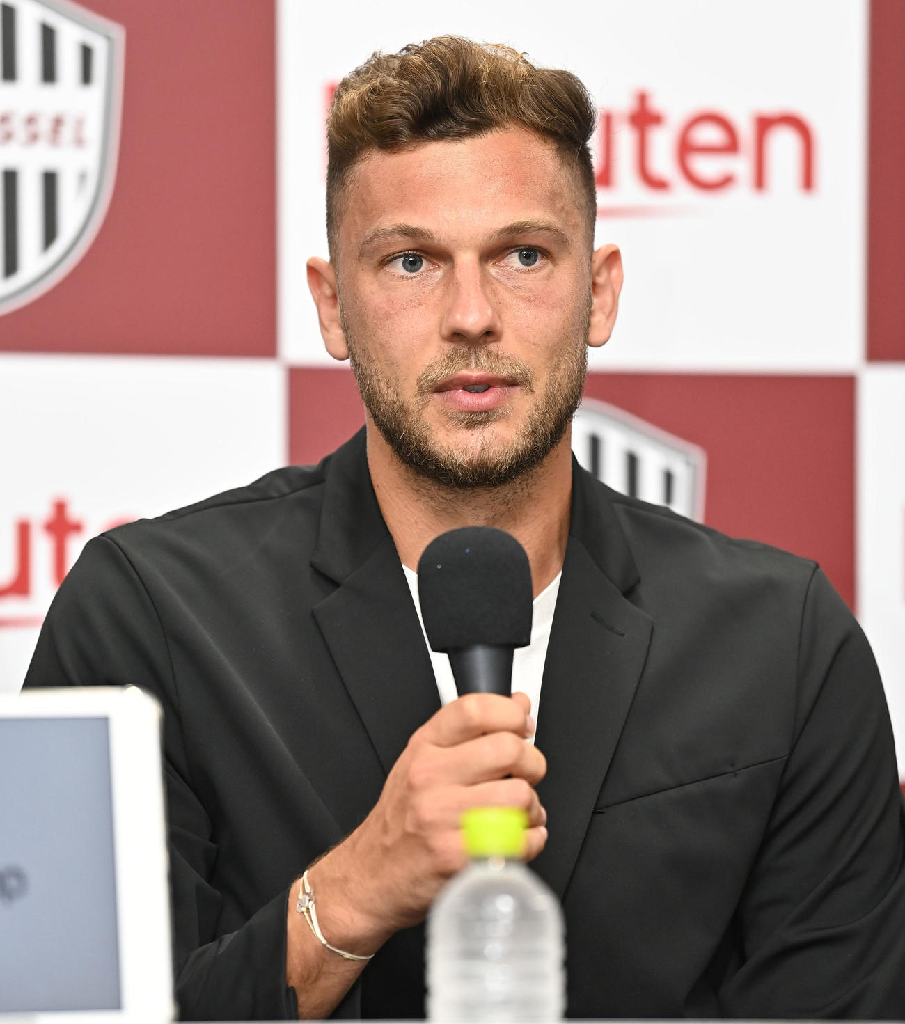 神戸への入団会見を行うバーリント・ベーチェイ