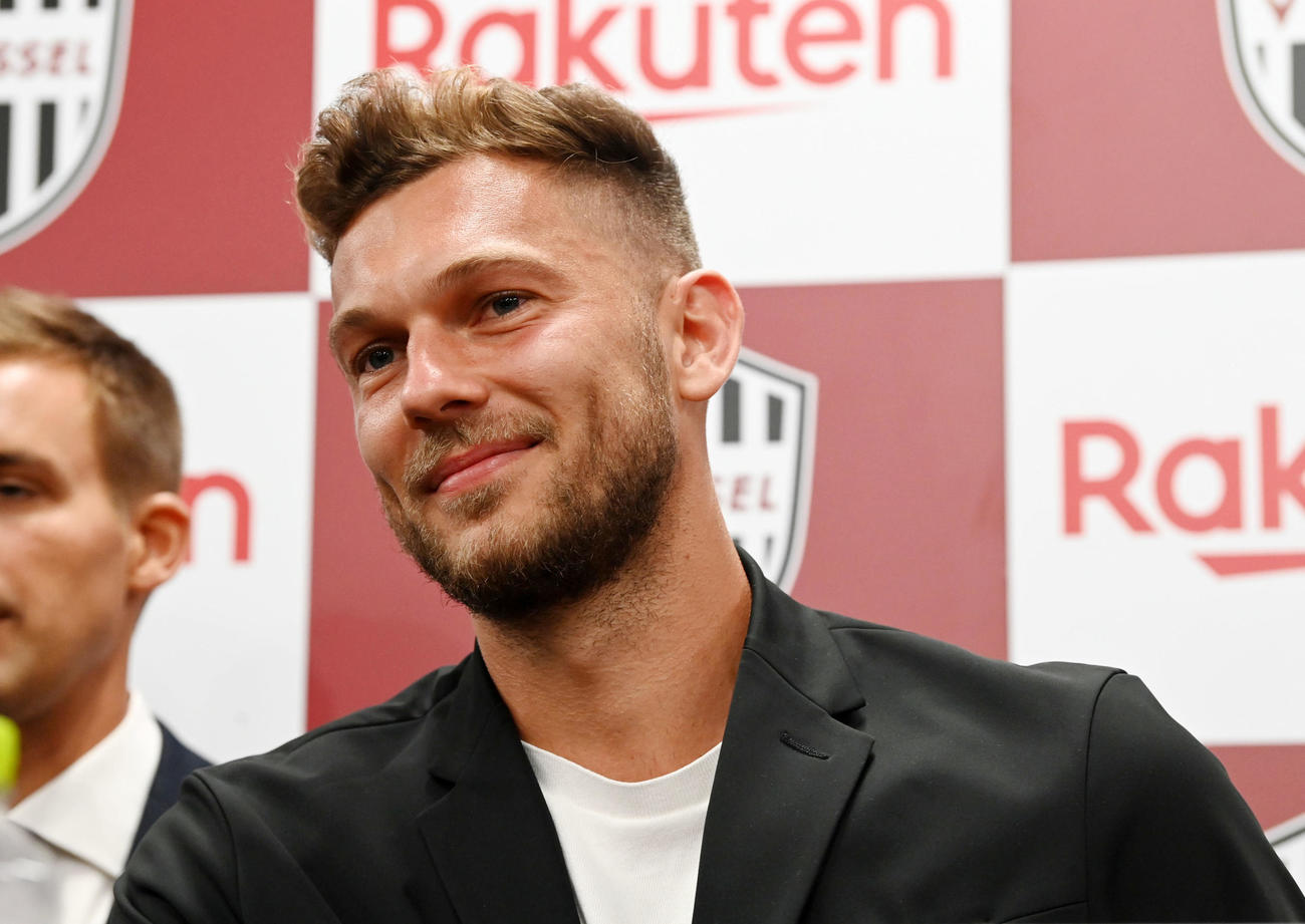 神戸へ入団するバーリント・ベーチェイは笑顔で会見を行う（撮影・前岡正明）