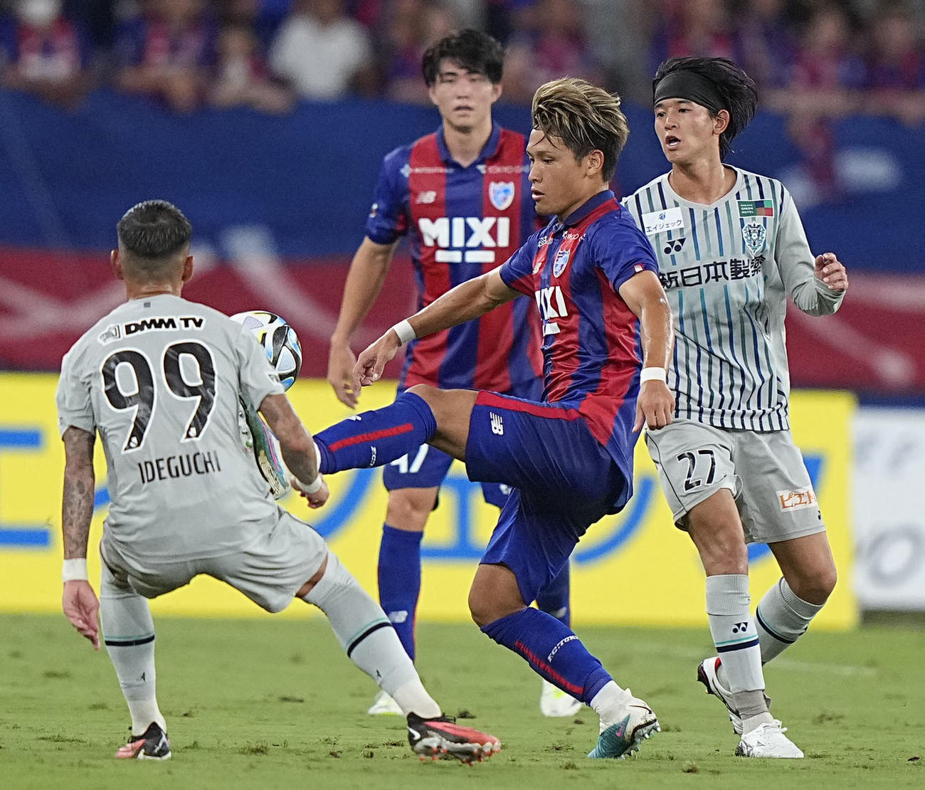 FC東京―福岡　前半、競り合うFC東京・松木（右から2人目）