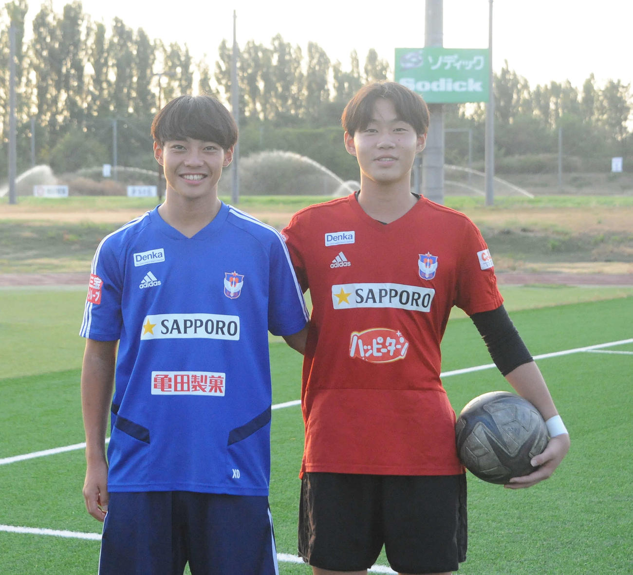U－15日本代表候補合宿後、日本クラブユース東西対抗戦に出場するFW山崎（左）とGK大翔