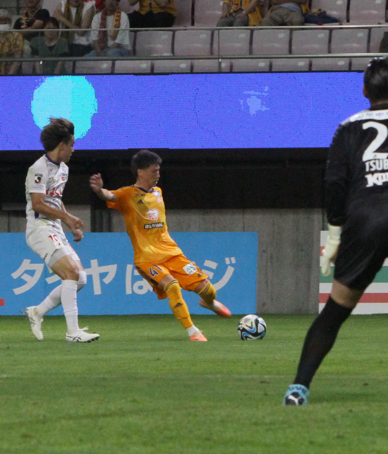 前半、シュートを狙う仙台DF内田（中央）