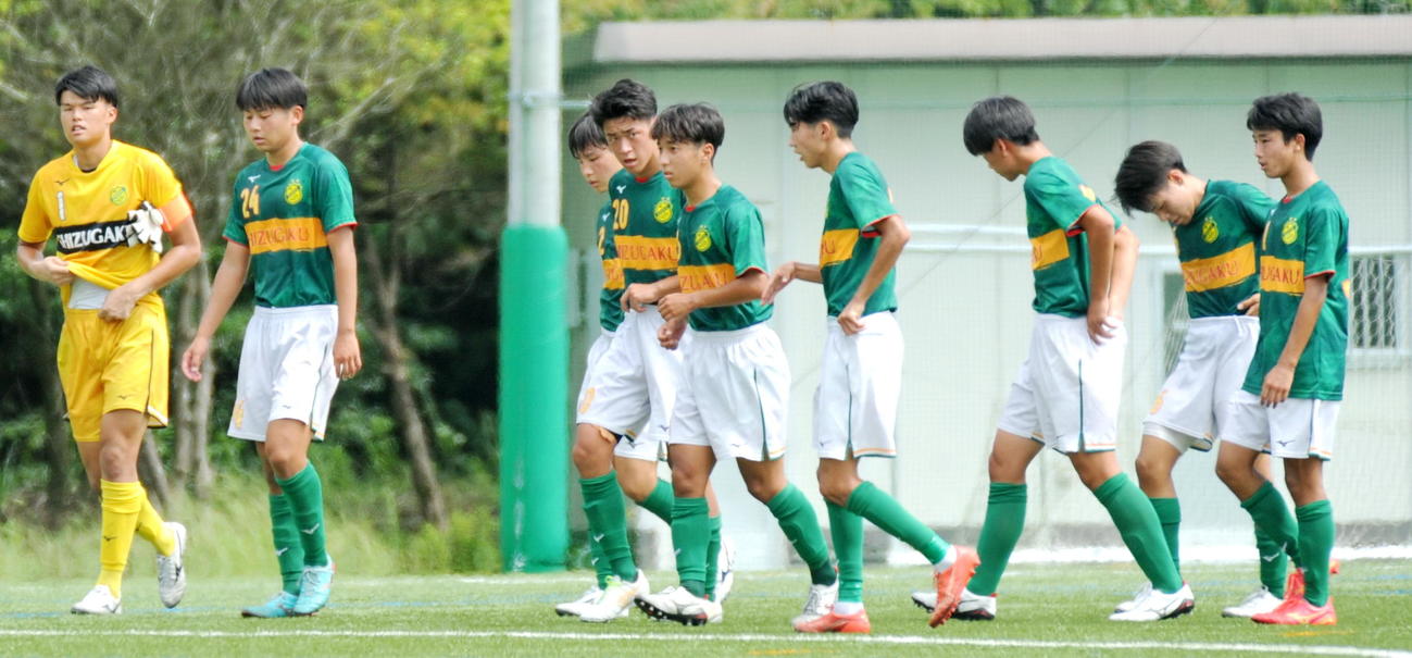 試合に敗れ、肩を落とす静岡学園イレブン　
