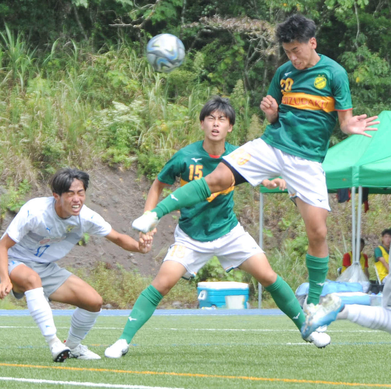 後半、静岡学園MF大村（右）はヘディングシュートを狙うもゴールならず　　