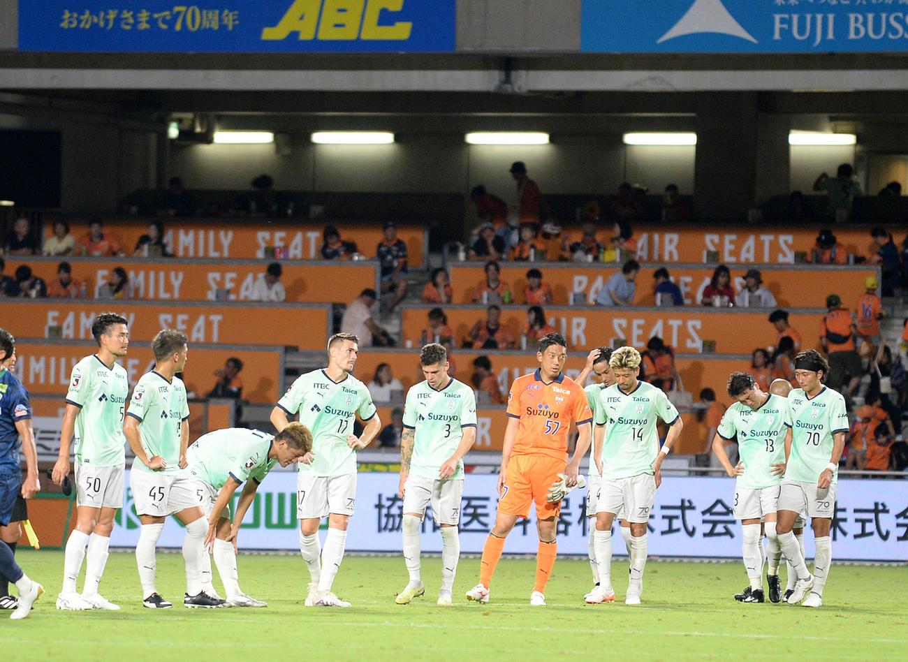 ドローに終わり、うつむく清水の選手たち
